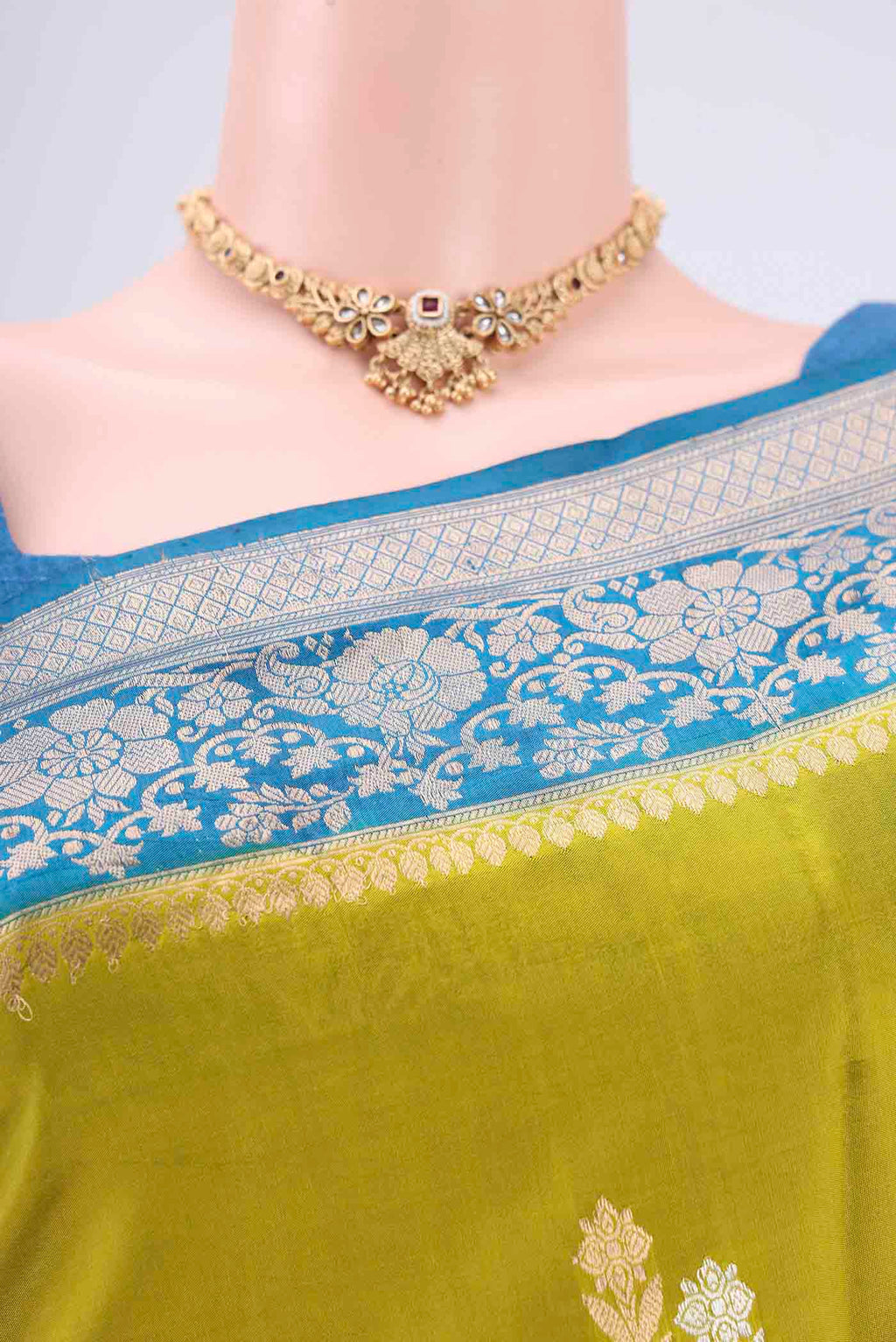 Border image of Parrot Green Banarasi Saree with Zari Brocade on the body and Plain Border. 
