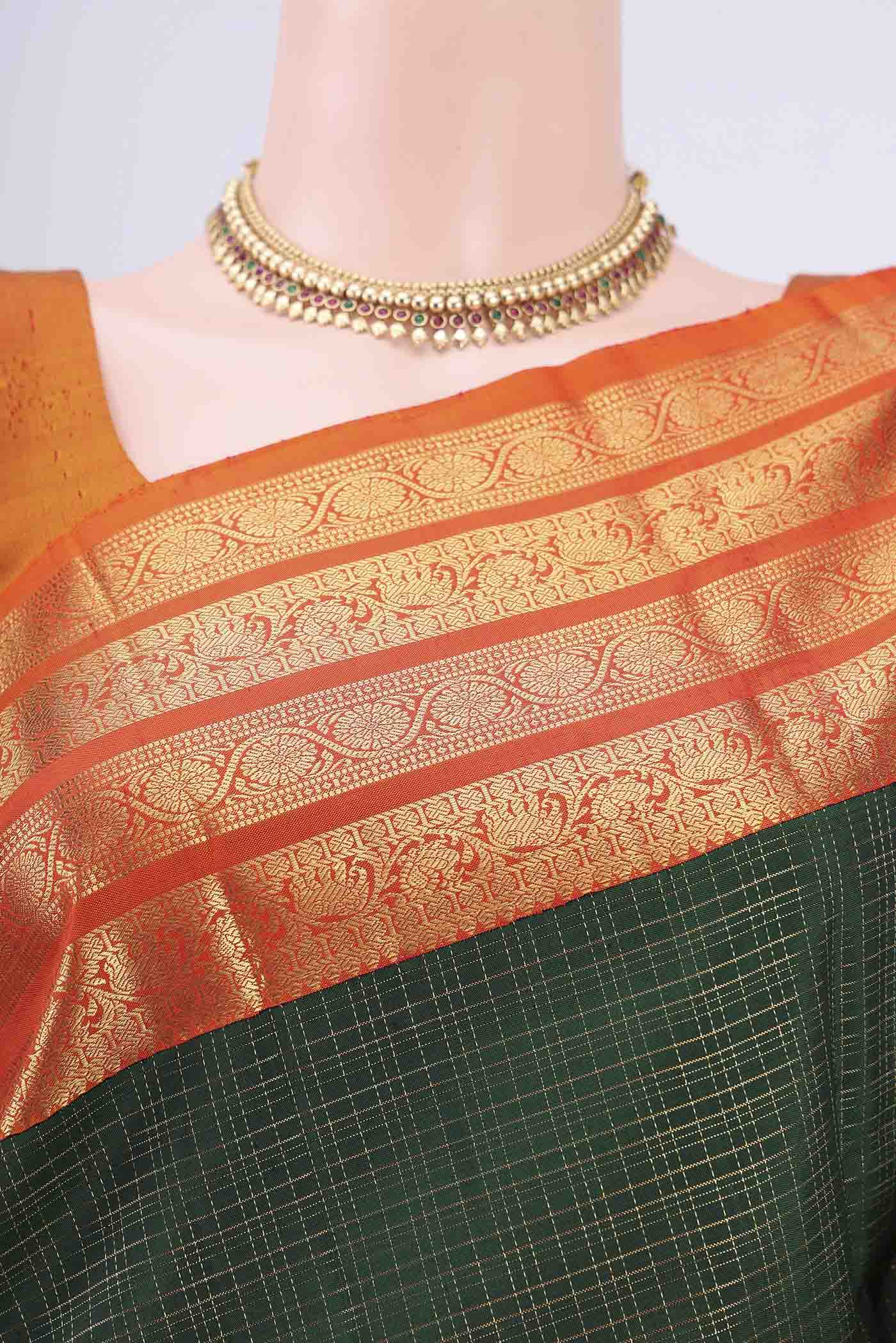 Border image of Bottle Green Dual Tone Kanchipuram Saree with Checked design on the body and Zari Border. 