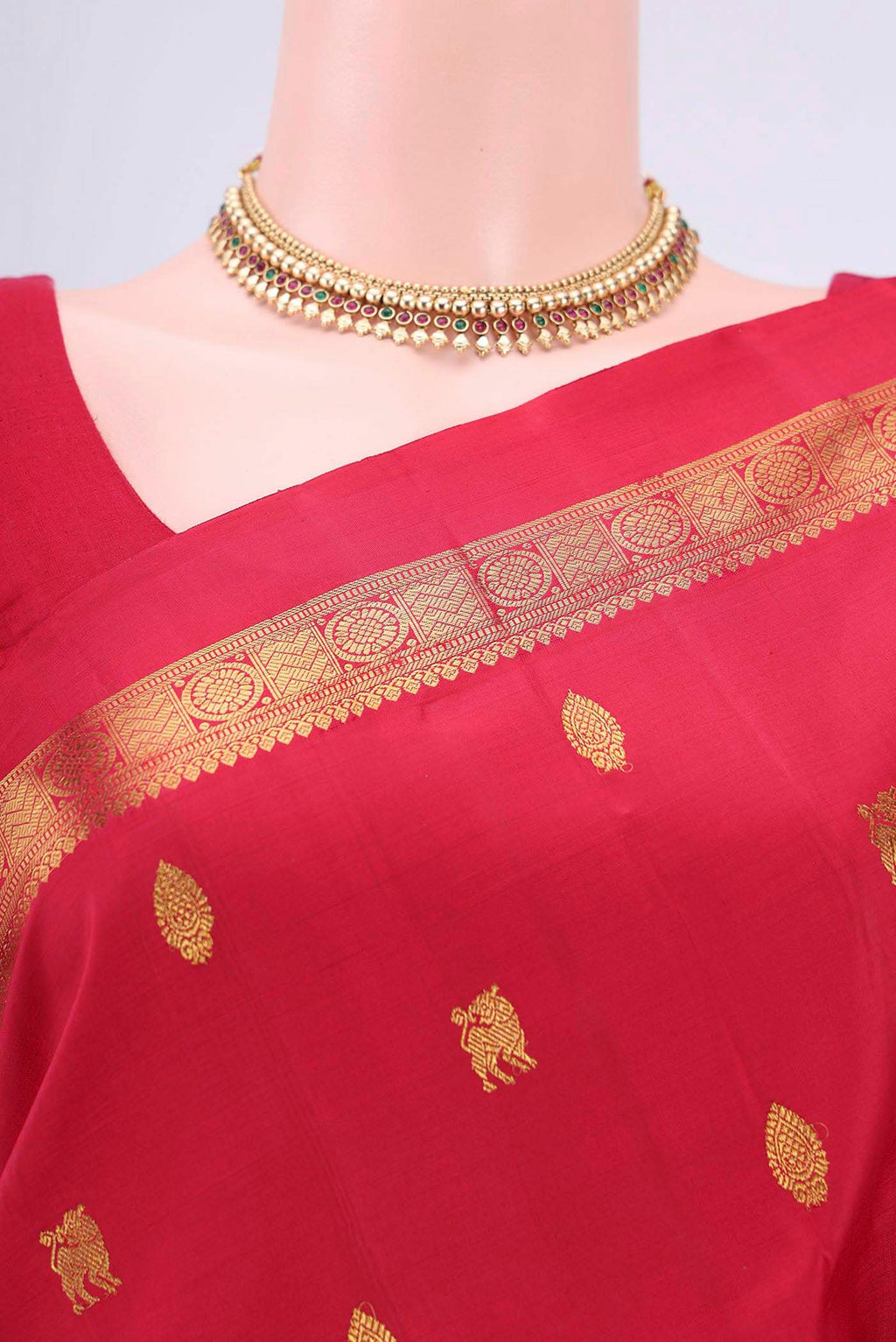 Border image of Red Kanchipuram Saree with Zari Butta on the body and Zari Border. 