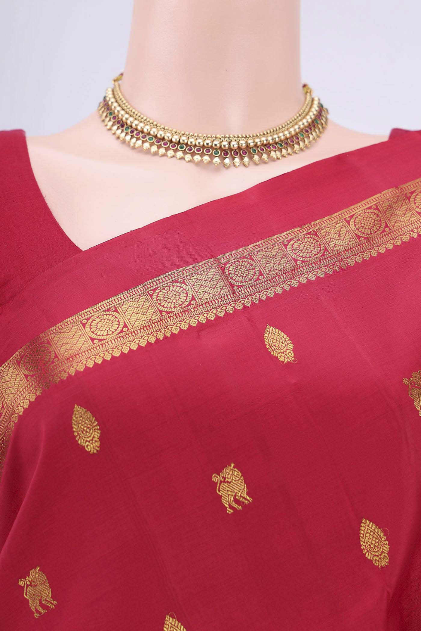 Border image of Red Kanchipuram Saree with Zari Butta on the body and Zari Border. 
