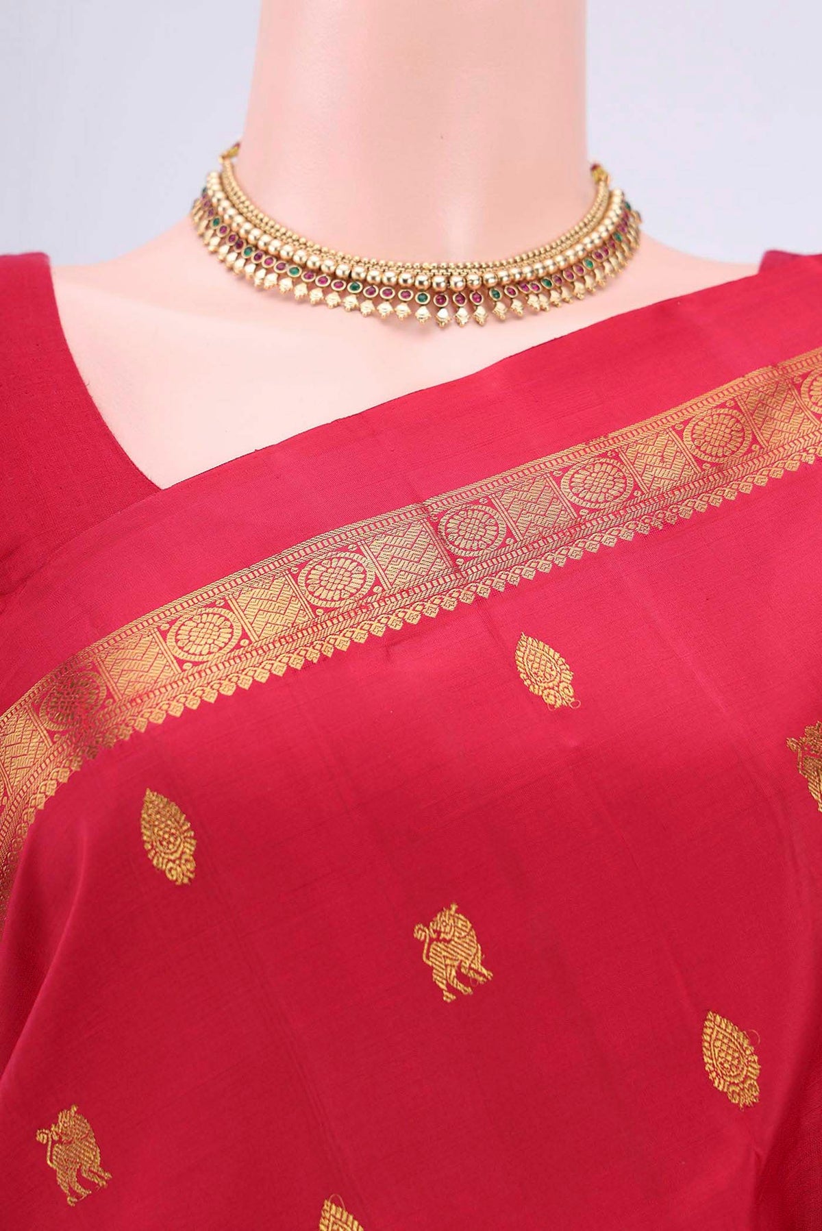 Border image of Red Kanchipuram Saree with Zari Butta on the body and Zari Border. 