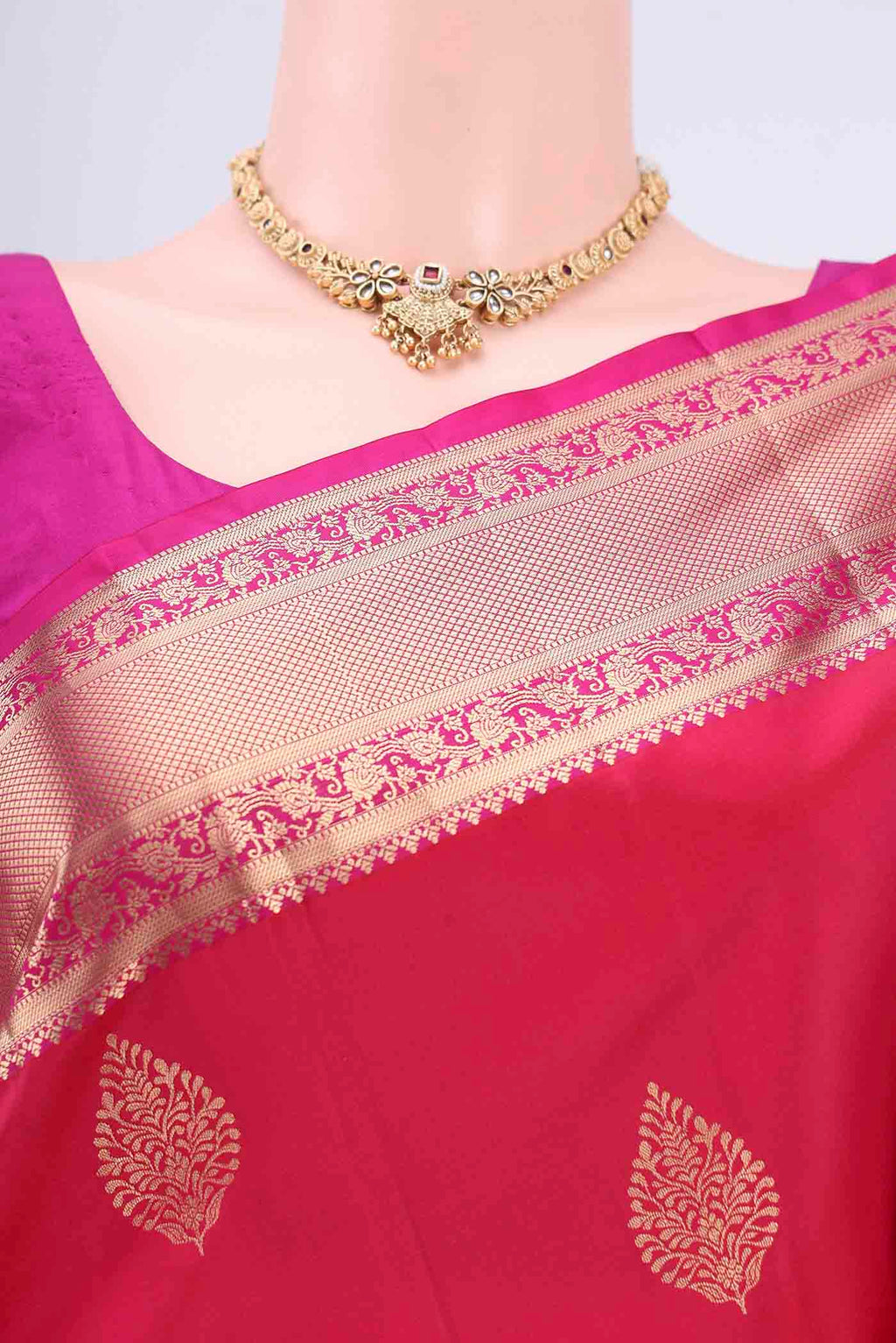 Border image of Dark Pink Soft Silk Saree with Zari Butta on the body and Zari Border. 
