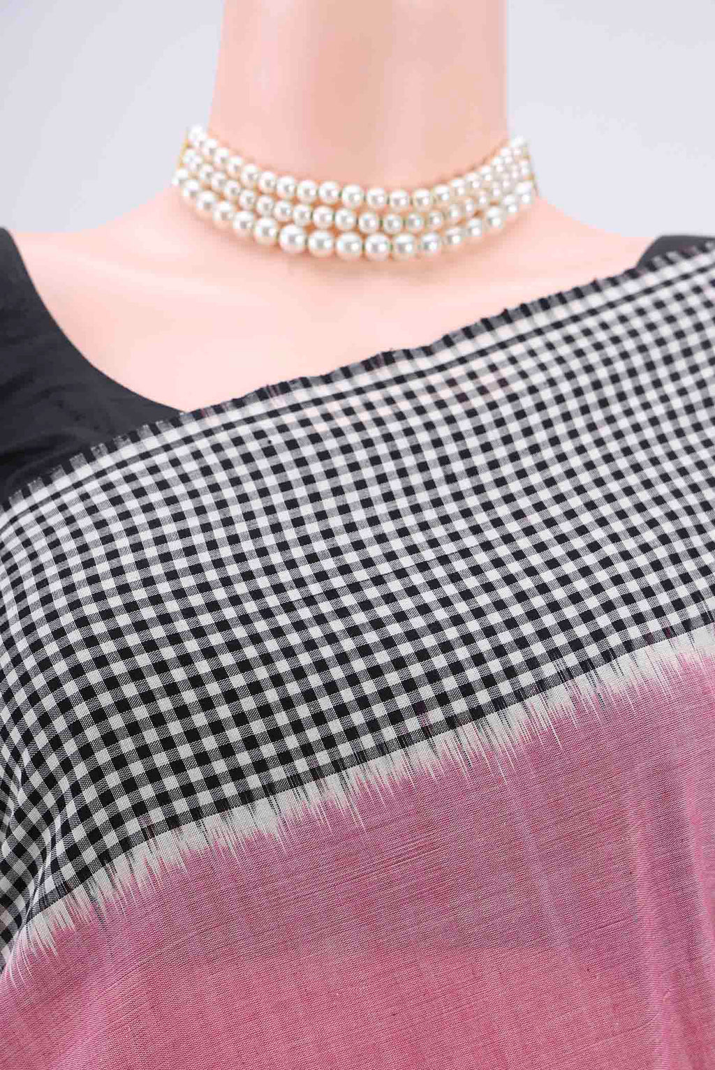 Border image of Pink Dual Tone Pochampally Cotton Saree with Ikat design on the body and Ikat Border. 