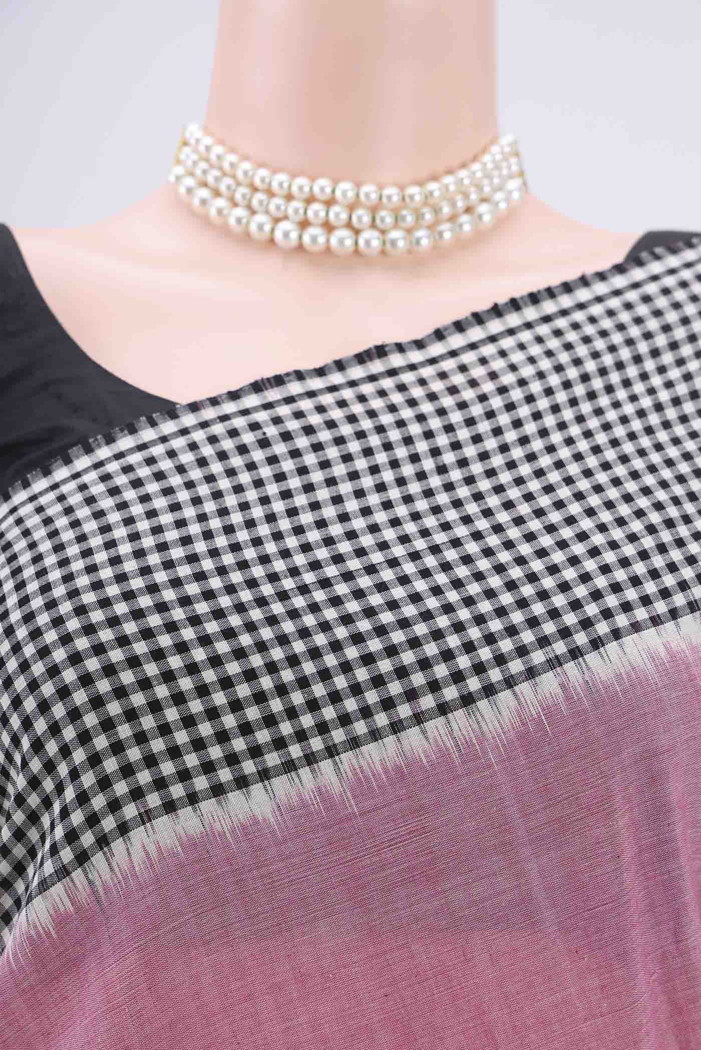 Border image of Pink Dual Tone Pochampally Cotton Saree with Ikat design on the body and Ikat Border. 