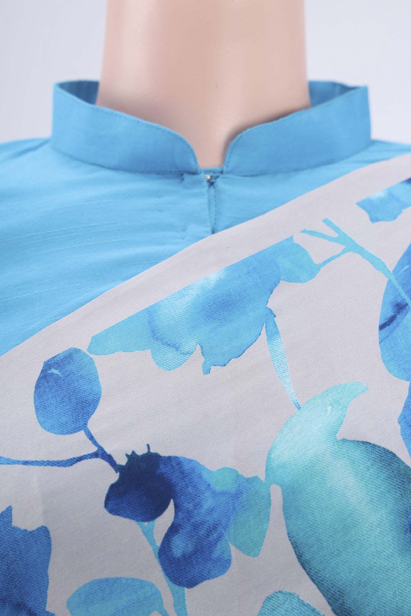 Border image of Off White Crepe Saree with Floral Print on the body and Plain Border. 