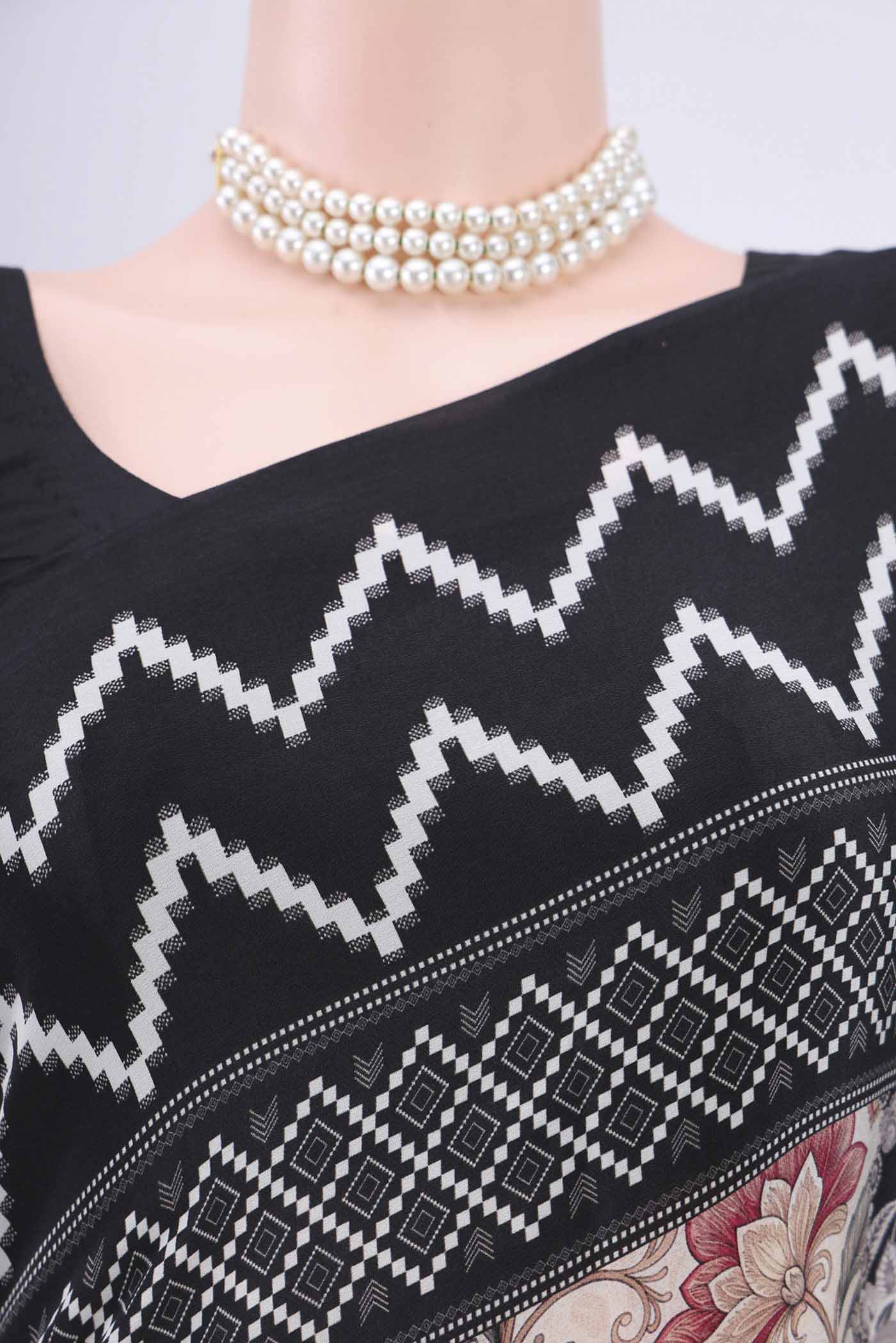 Border image of Black Crepe Saree with Floral Print on the body and Plain Border. 