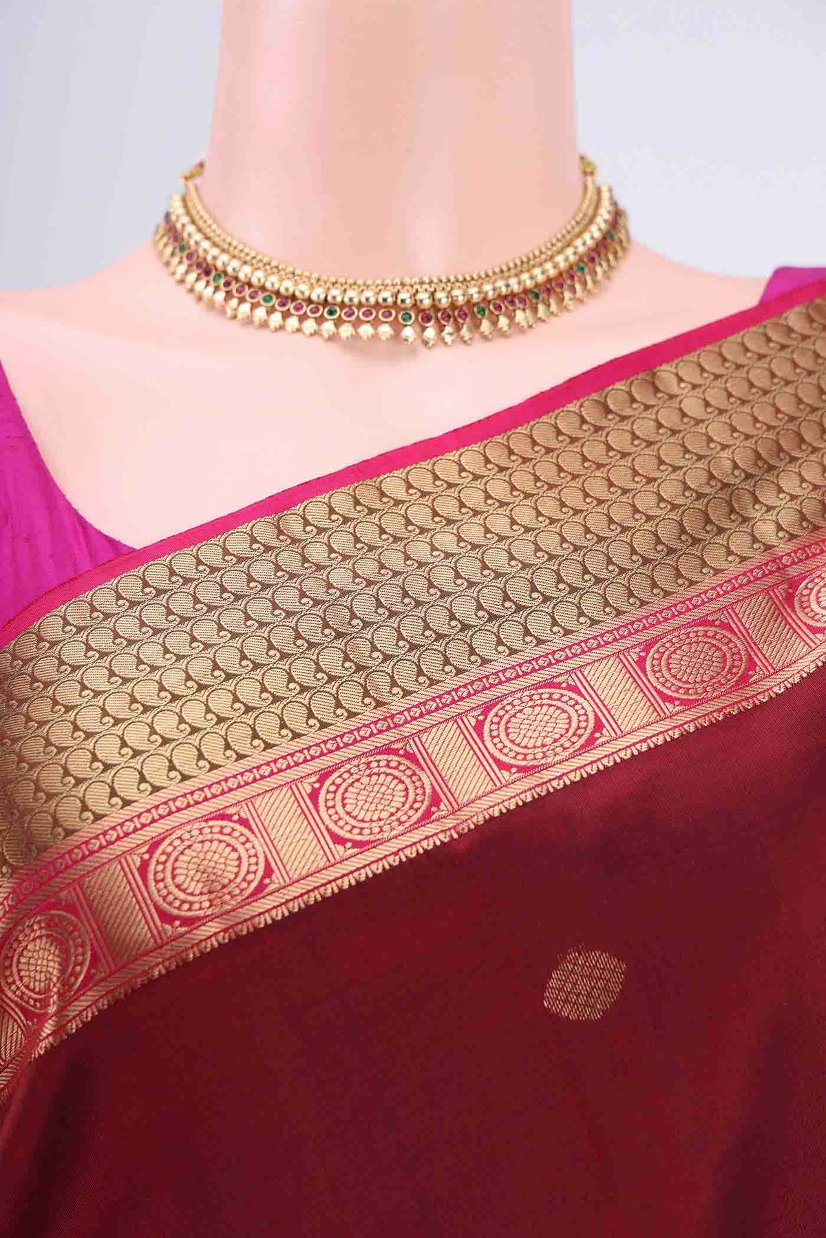 Border image of Maroon Dual Tone Nangavalli Silk [ Salem ] Saree with Zari Butta on the body and Zari Border