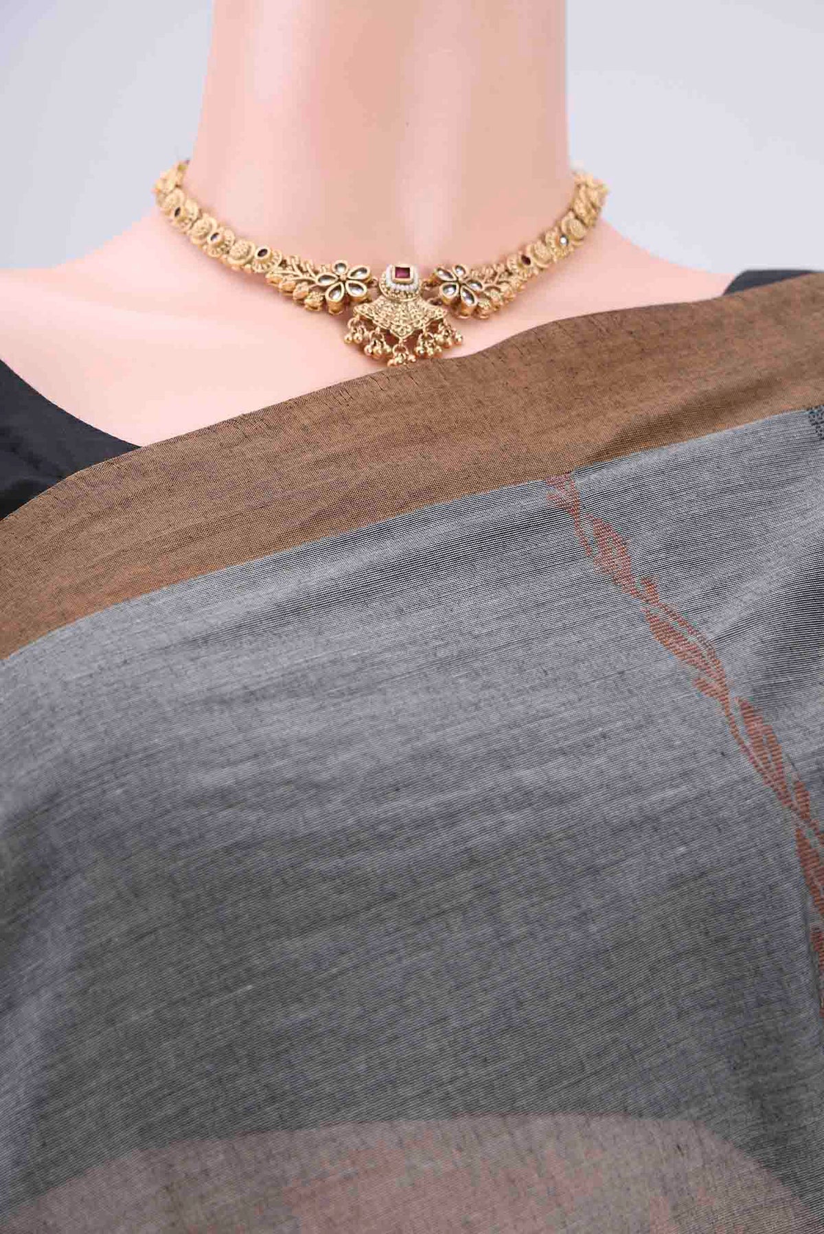 Border image of Grey Kanchi Cotton Saree with Stripes on the body and Thread Border. 