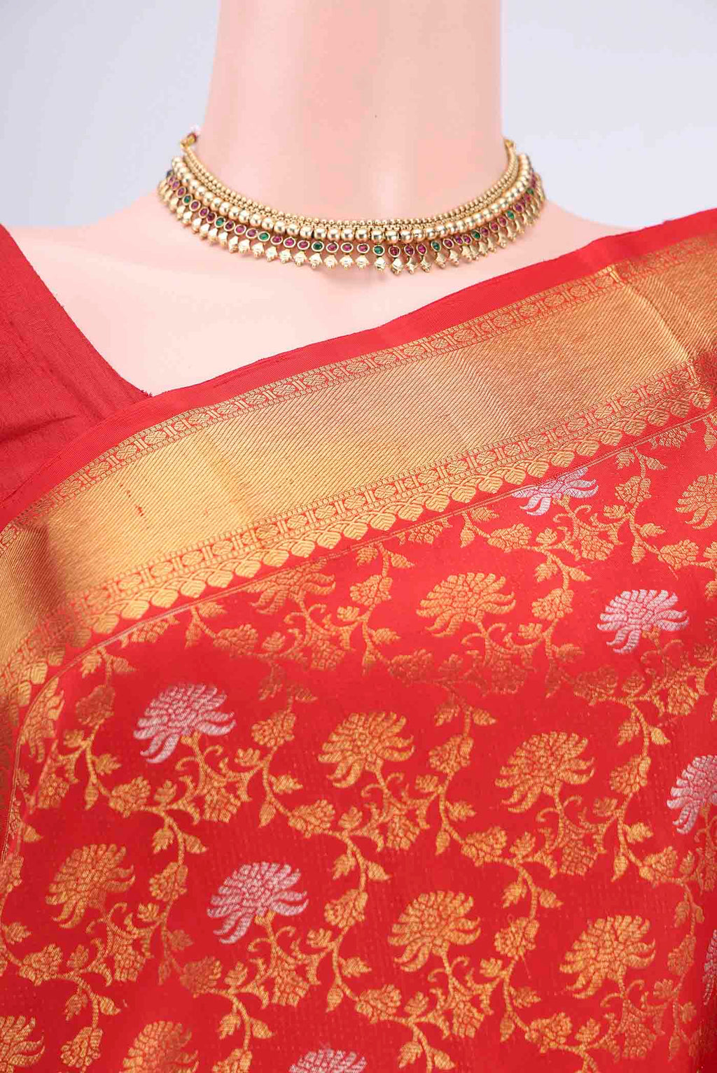 Border image of Red Kanchipuram Saree with Zari Brocade on the body and Zari Border. 