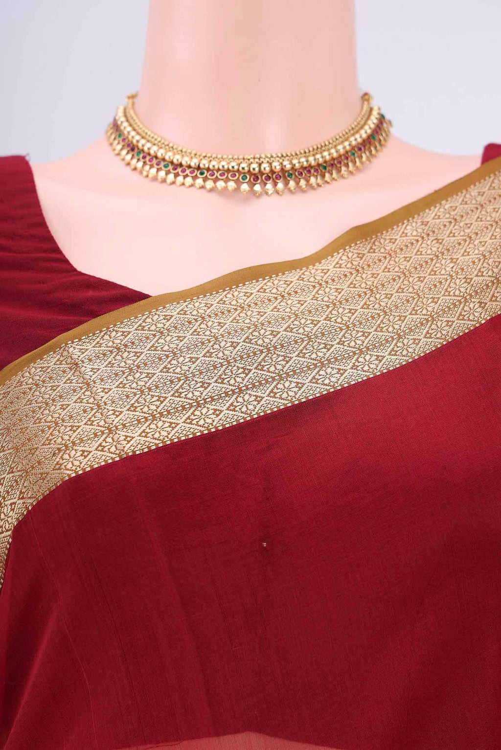 Border image of Maroon Maheshwari Silk Cotton Saree with Plain Body and Thread Border. 