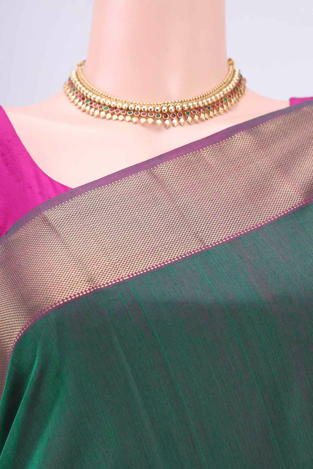 Border image of Green Maheshwari Silk Cotton Saree with Zari Butta on the body and Zari Border. 