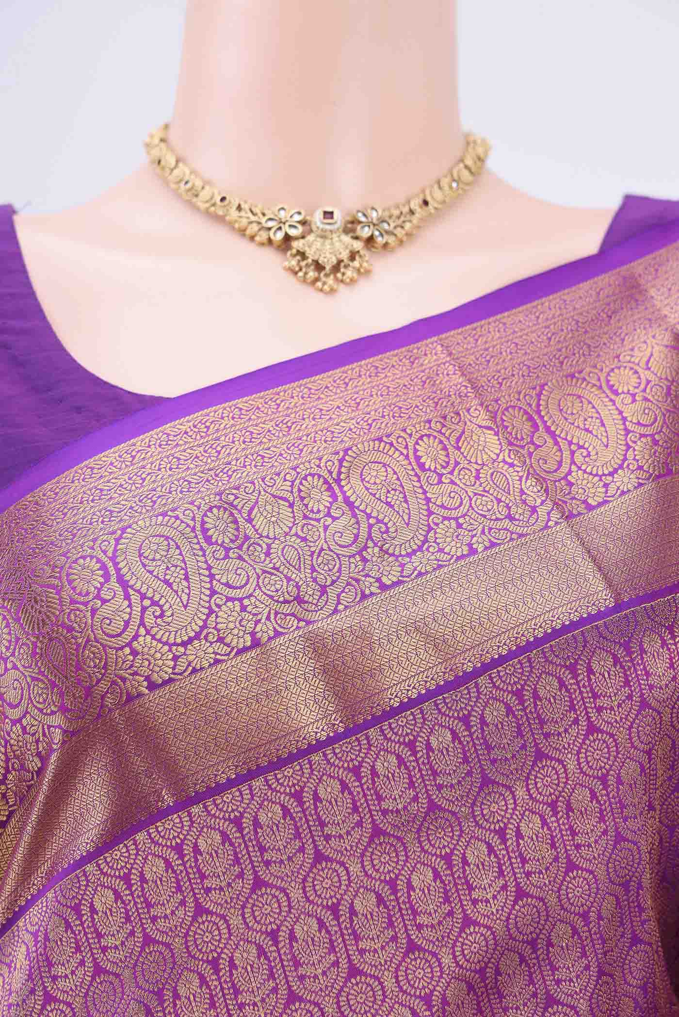 Border image of Purple Dual Tone Bangalore Silk Saree with Zari Brocade on the body and Zari Border. 