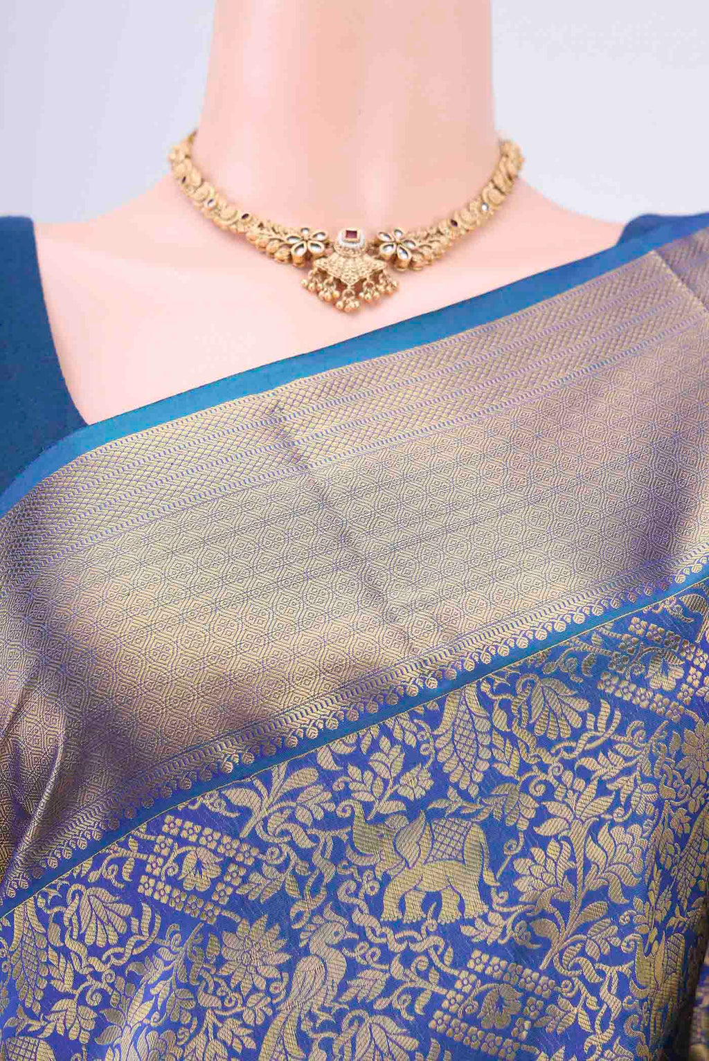 Border image of Blue Dual Tone Bangalore Silk Saree with Zari Brocade on the body and Zari Border. 