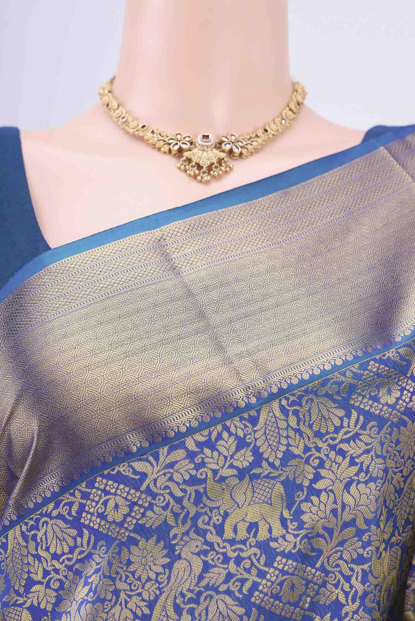 Border image of Blue Dual Tone Bangalore Silk Saree with Zari Brocade on the body and Zari Border. 