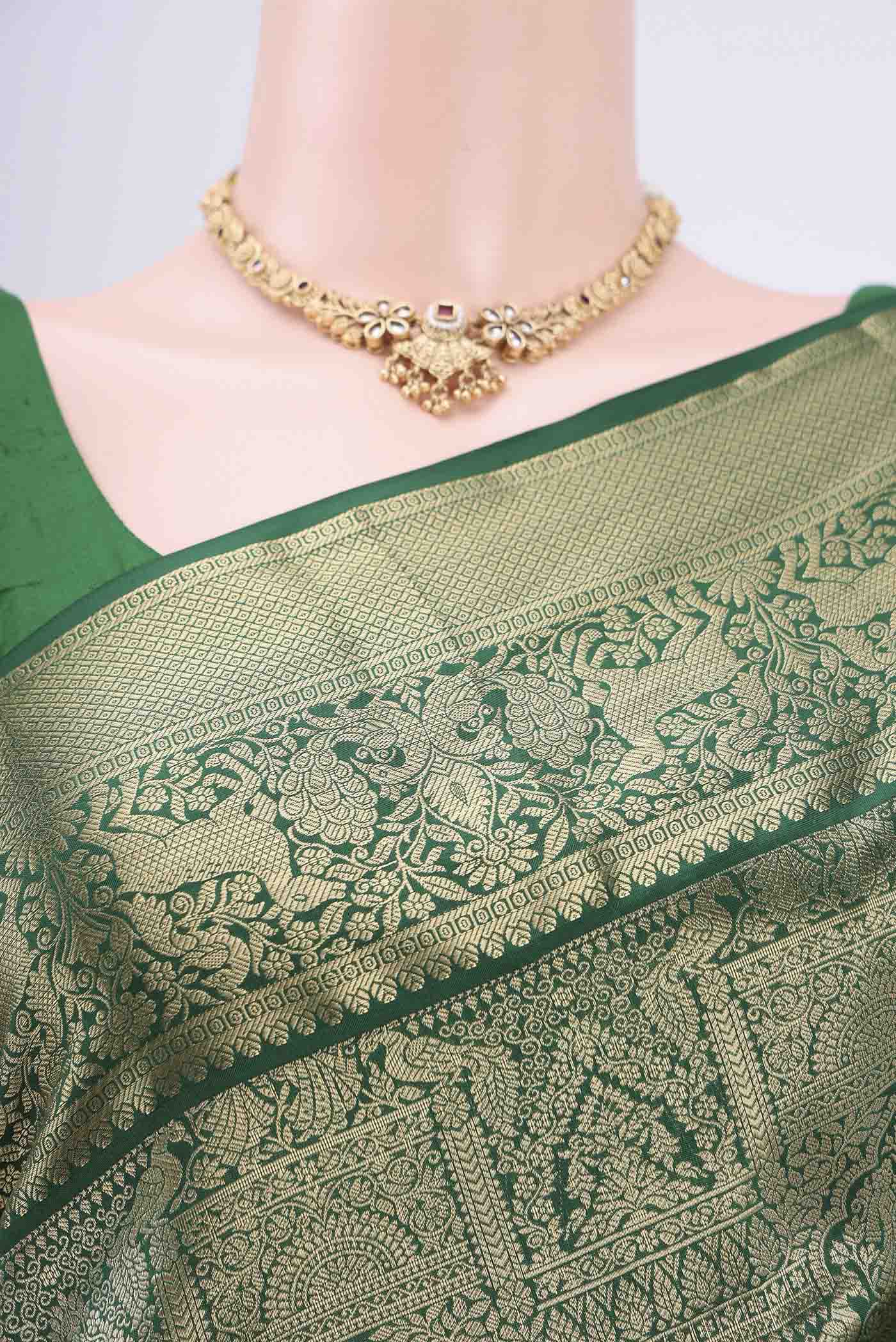 Border image of Bottle Green Dual Tone Bangalore Silk Saree with Zari Brocade on the body and Zari Border. 