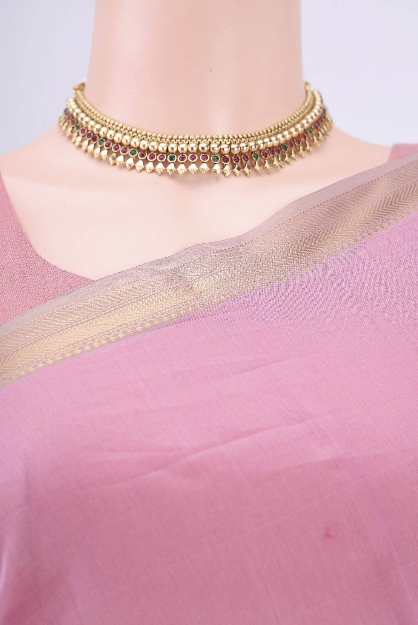 Border image of Rose pink Maheshwari Silk Cotton Saree with Zari Butta on the body and Zari Border. 