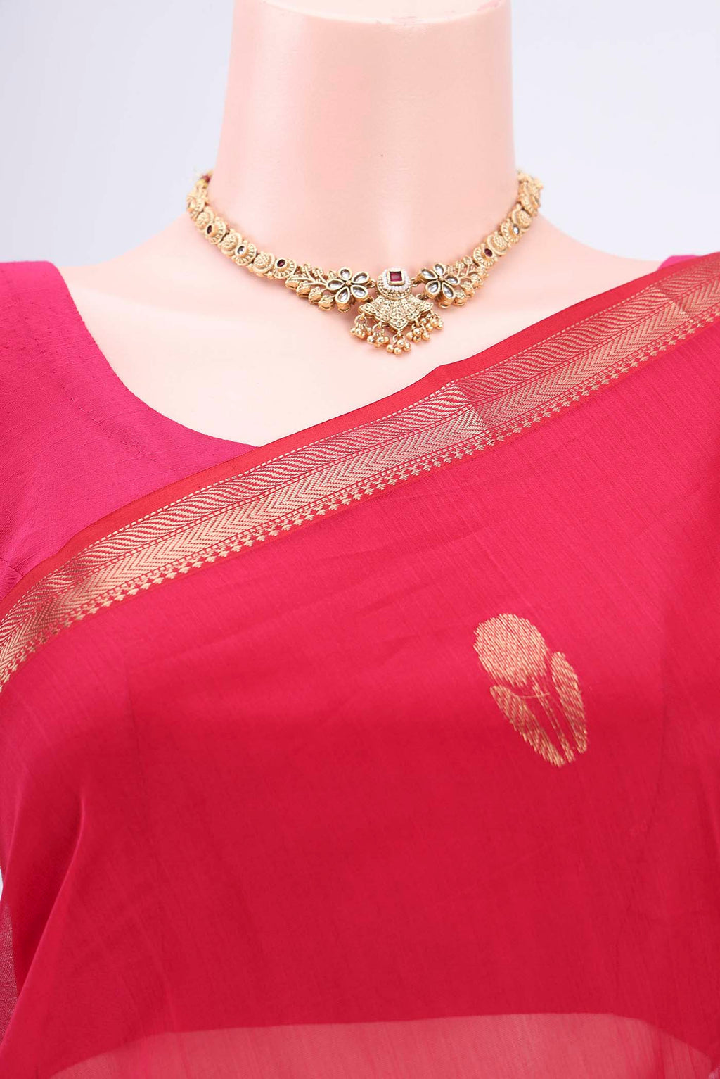 Border image of Dark Pink Maheshwari Silk Cotton Saree with Zari Butta on the body and Zari Border. 
