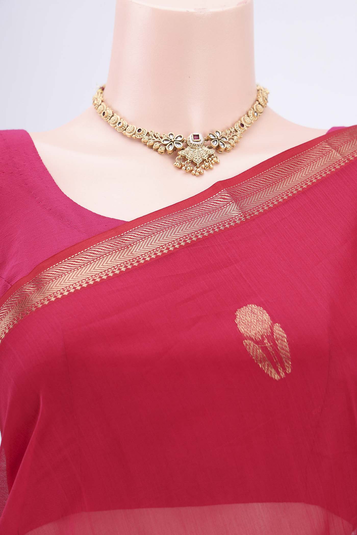 Border image of Dark Pink Maheshwari Silk Cotton Saree with Zari Butta on the body and Zari Border. 