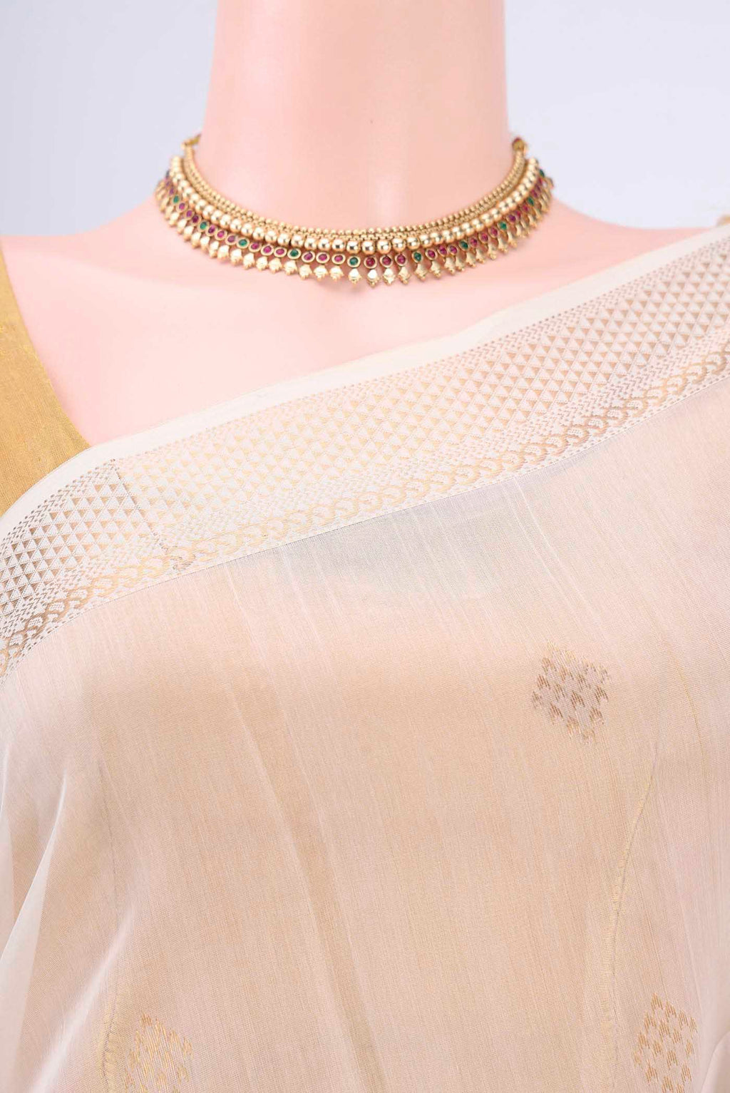 Border image of Off White Maheshwari Silk Cotton Saree with Zari Butta on the body and Zari Border. 