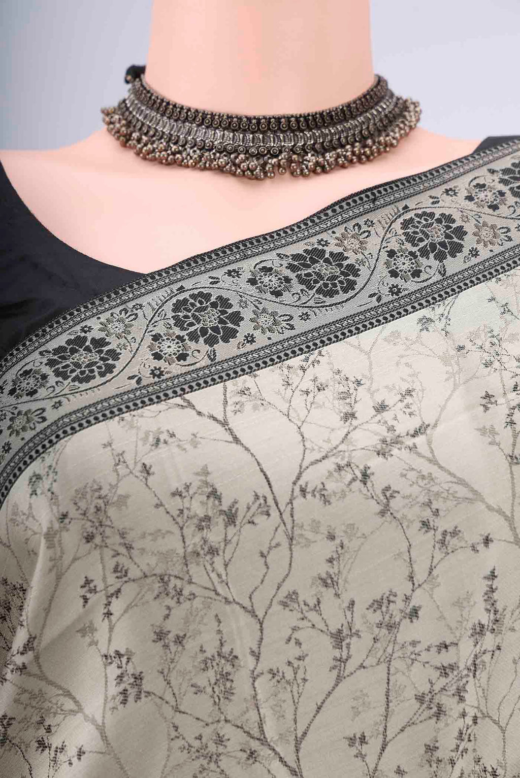 Border image of Davys Grey Soft Silk Saree with Jacquard design on the body and Thread Border. 