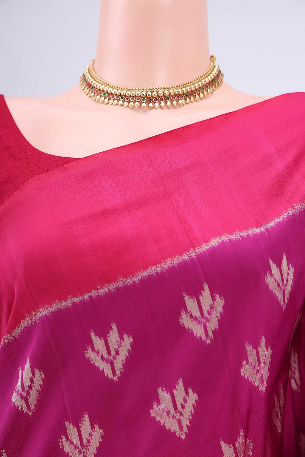 Border image of Magenta Pochampally Silk Saree with Pure Ikat on the body and Plain Border. 