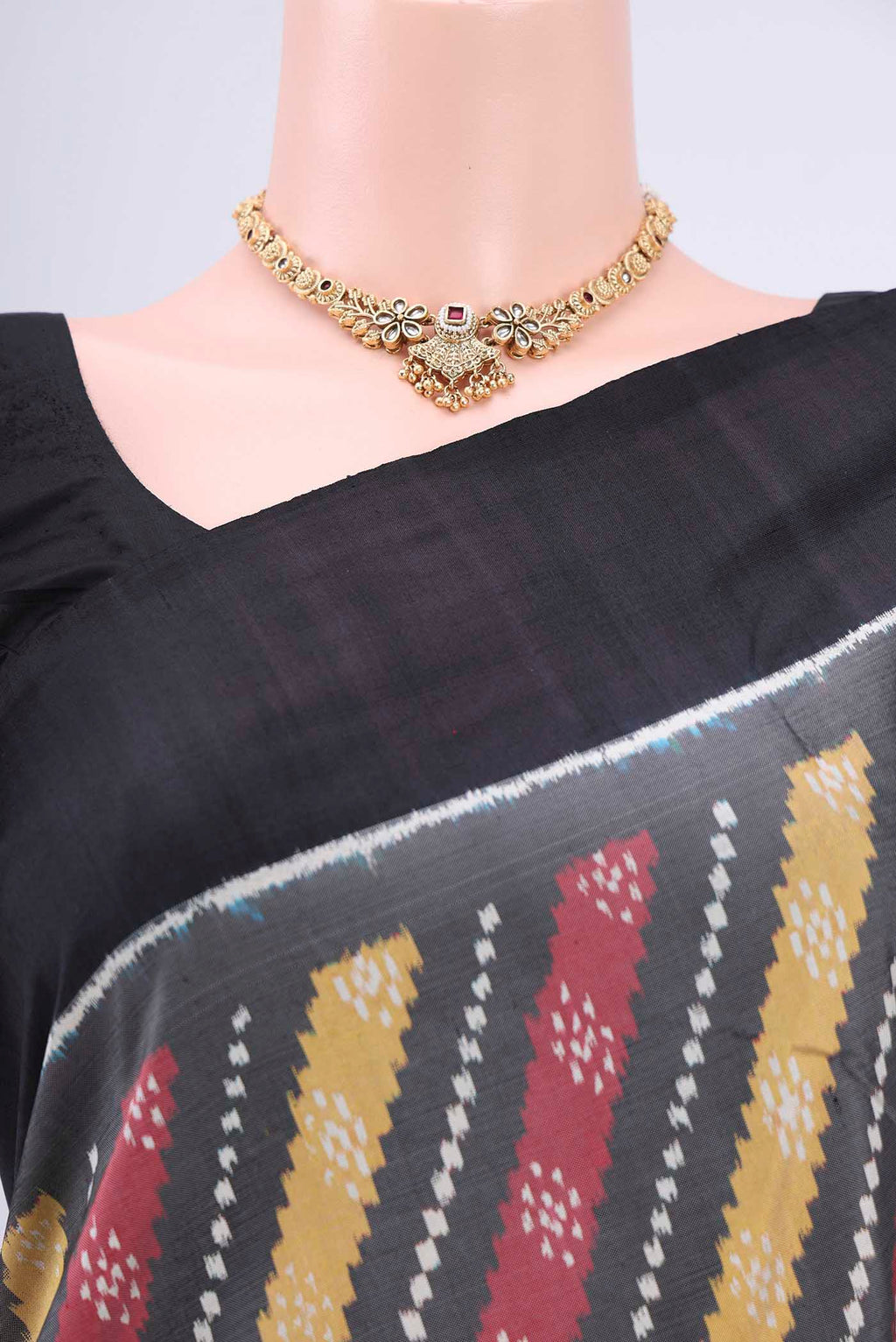 Border image of Davys Grey Pochampally Silk Saree with Pure Ikat on the body and Plain Border. 