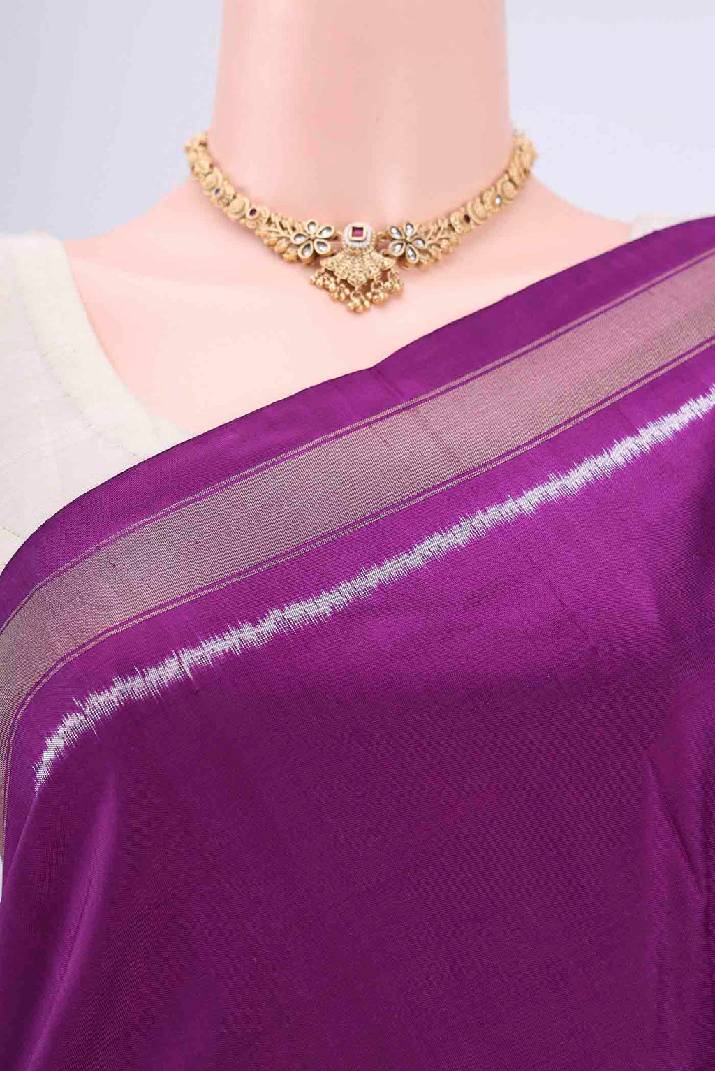 Border image of Purple Pochampally Silk Saree with Pure Ikat on the body and Zari Border. 
