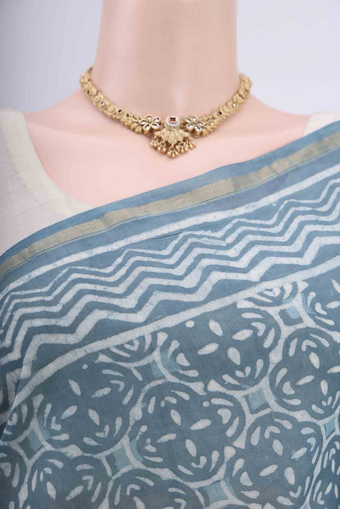 Border image of Maya Blue Maheshwari Silk Cotton Saree with Printed design on the body and Thin Zari Line. 
