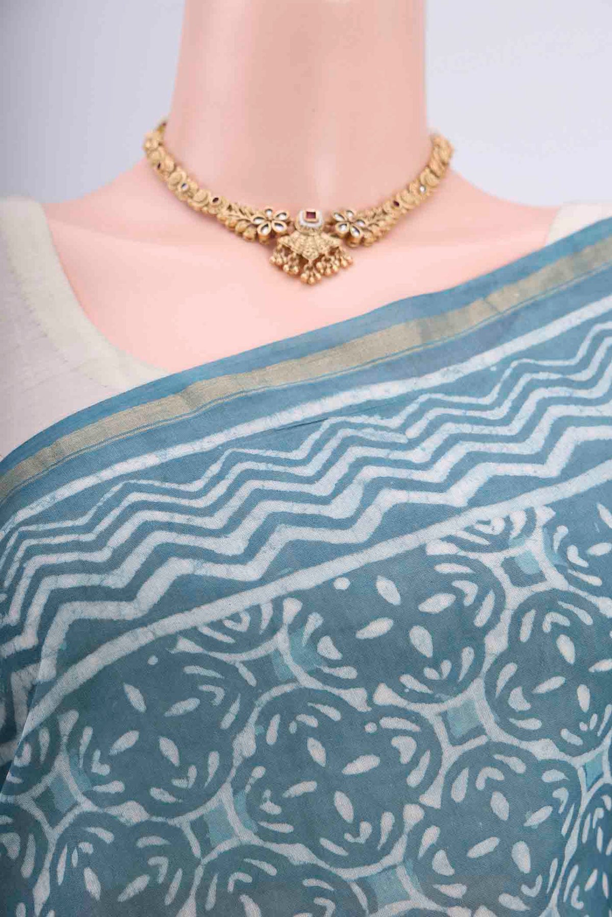 Border image of Maya Blue Maheshwari Silk Cotton Saree with Printed design on the body and Thin Zari Line. 