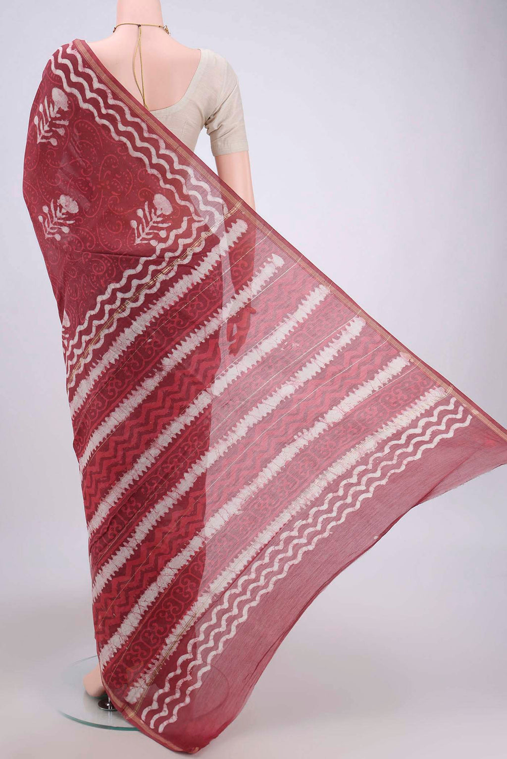 Flat view of Coral Maheshwari Silk Cotton Saree with Batik Print on the body and Zari Border. 