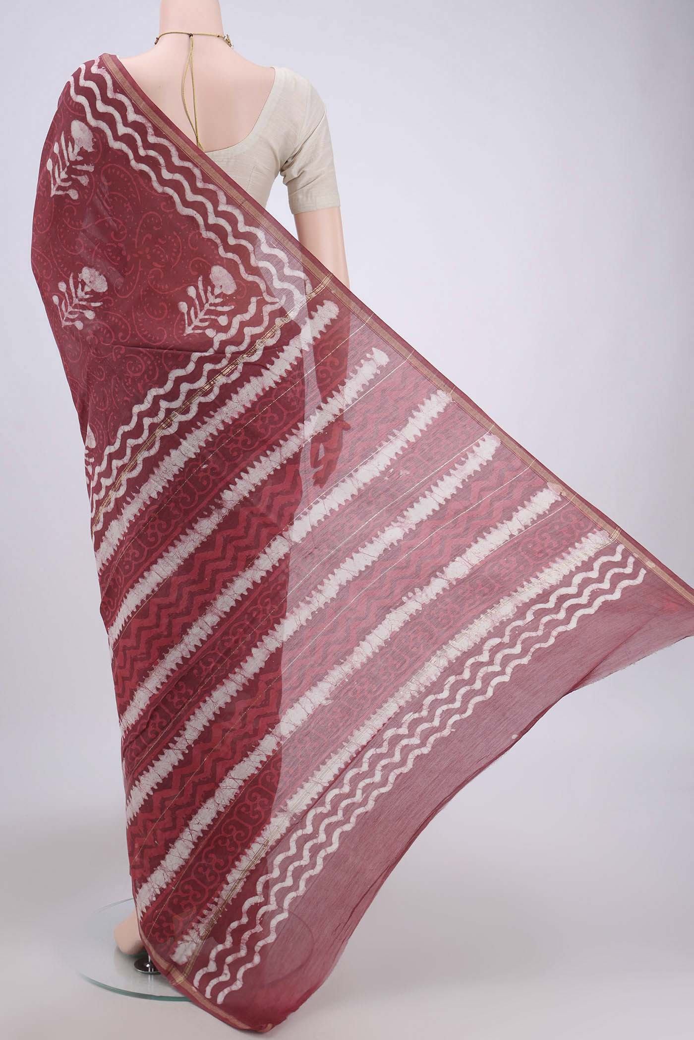 Flat view of Coral Maheshwari Silk Cotton Saree with Batik Print on the body and Zari Border. 