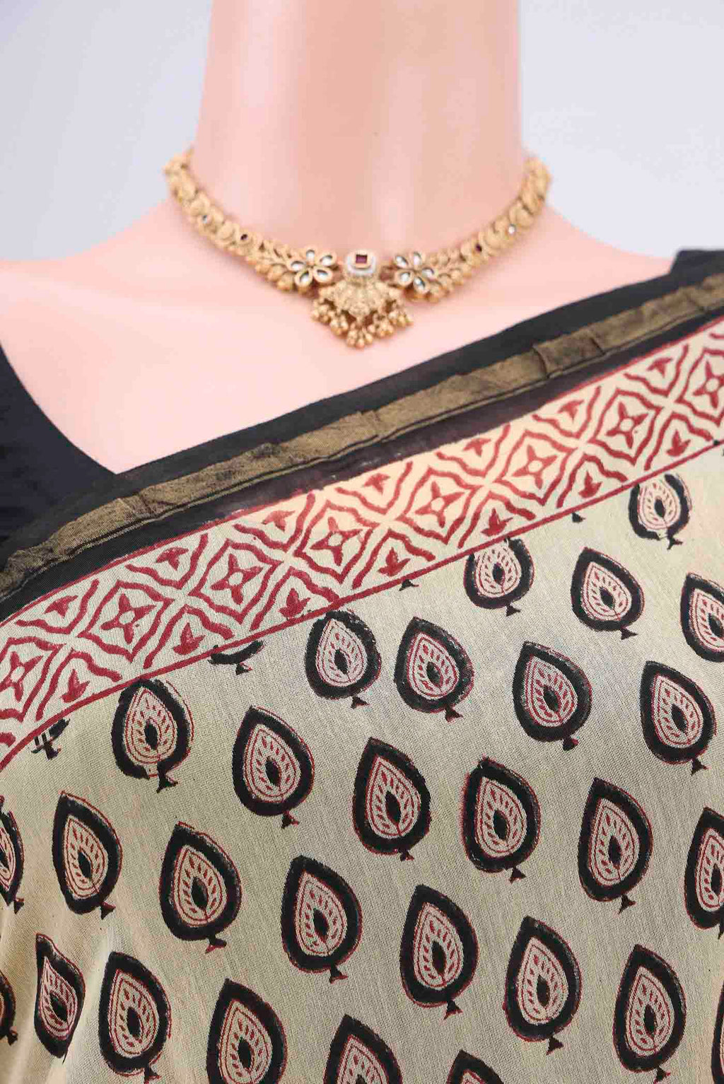 Border image of Cream Chanderi Silk Cotton Saree with Printed design on the body and Zari Border. 