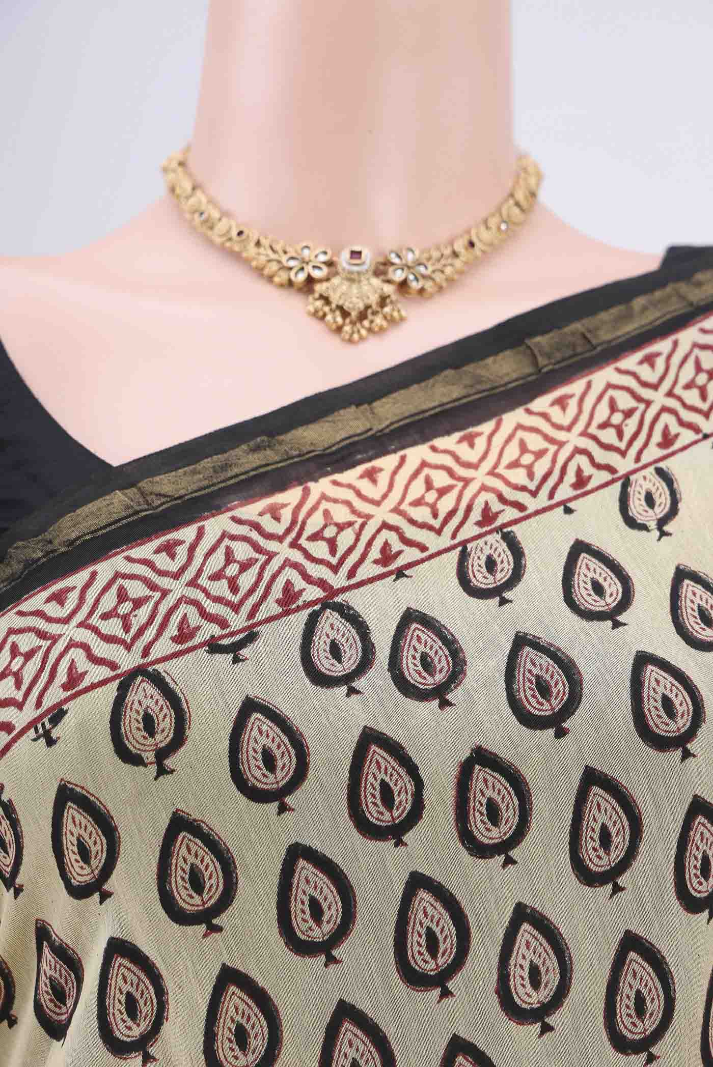 Border image of Cream Chanderi Silk Cotton Saree with Printed design on the body and Zari Border. 