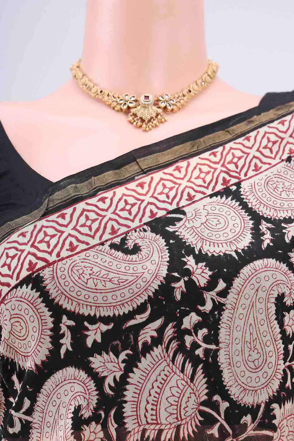 Border image of Black Chanderi Silk Cotton Saree with Printed design on the body and Zari Border. 
