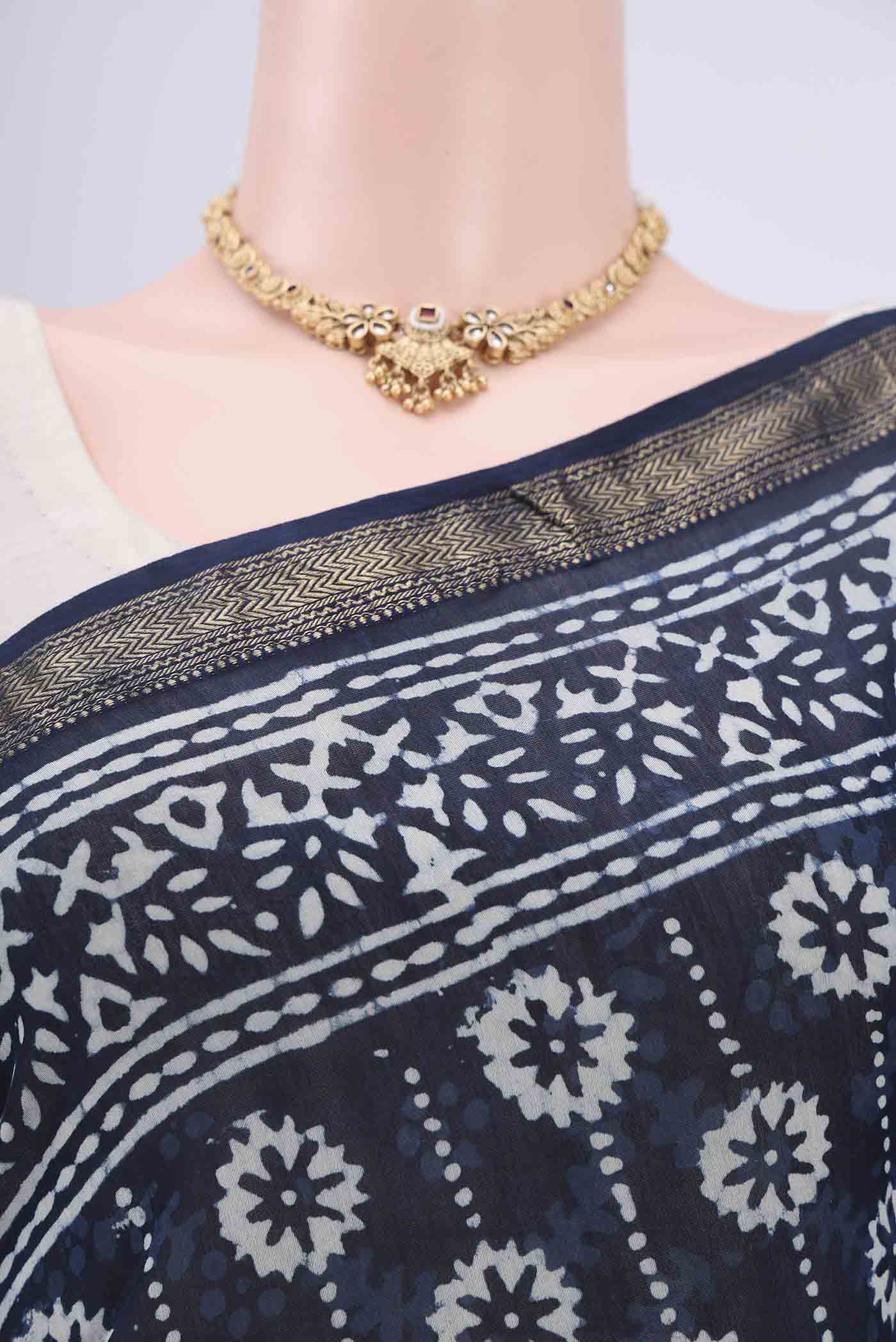Border image of Indigo Maheshwari Silk Cotton Saree with Batik Print on the body and Zari Border. 