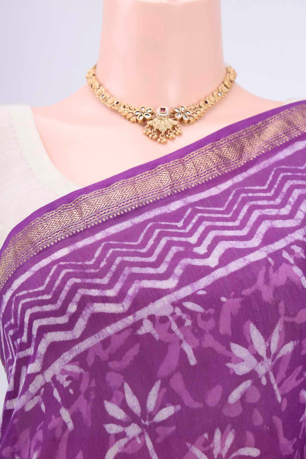 Border image of Purple Maheshwari Silk Cotton Saree with Printed design on the body and Zari Border. 