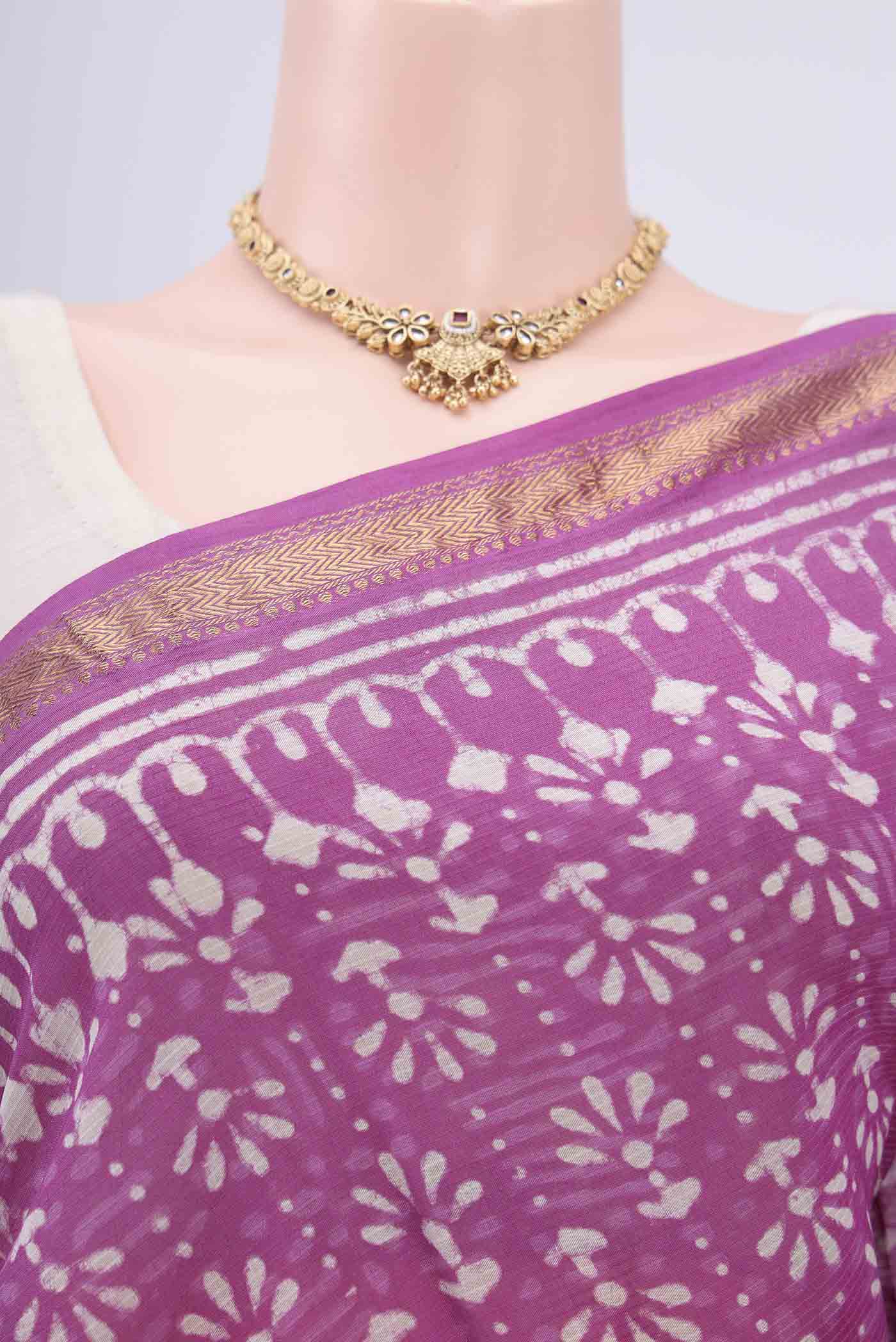 Border image of Pink Maheshwari Silk Cotton Saree with Batik Print on the body and Zari Border. 