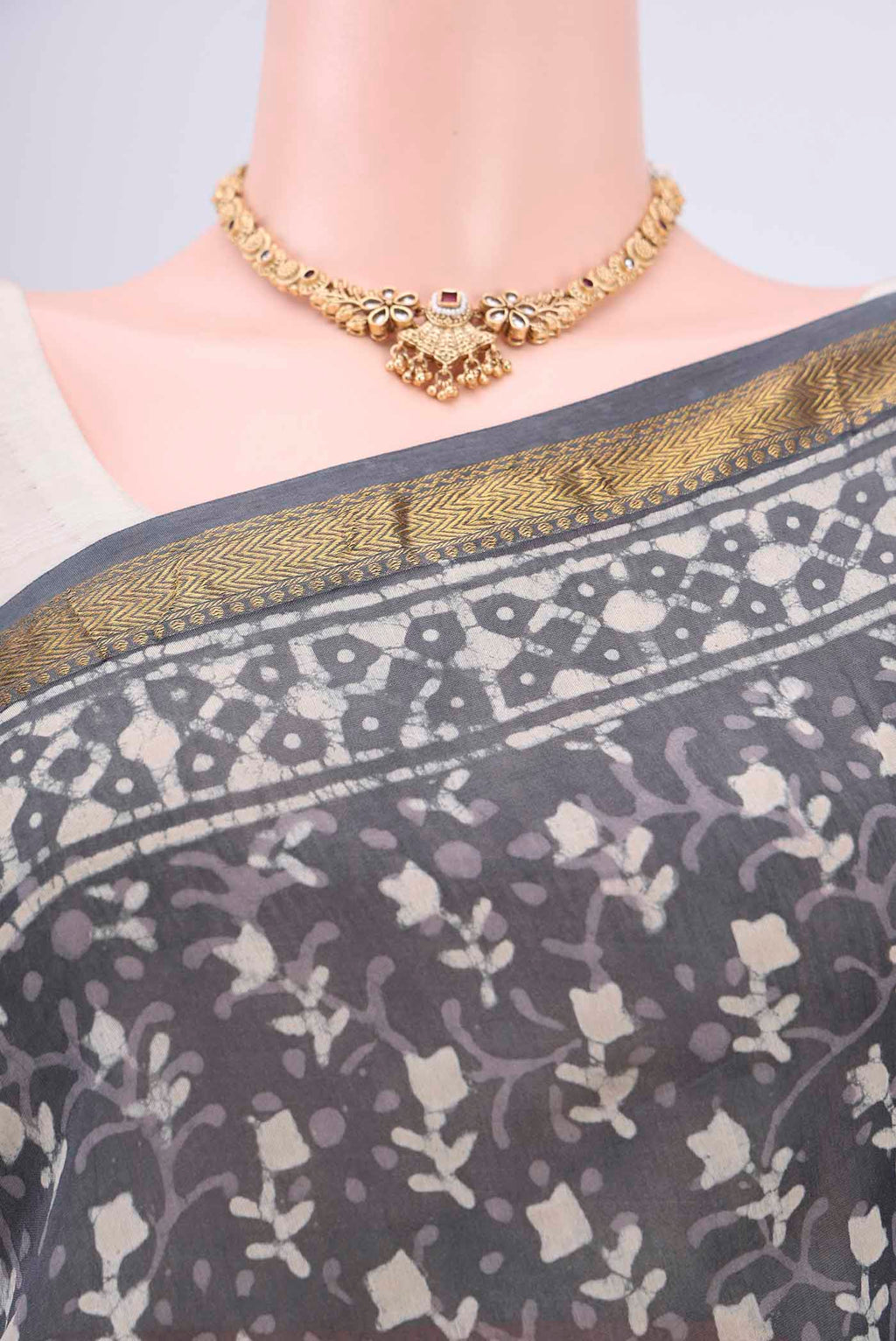 Border image of Davys Grey Maheshwari Silk Cotton Saree with Batik Print on the body and Zari Border. 
