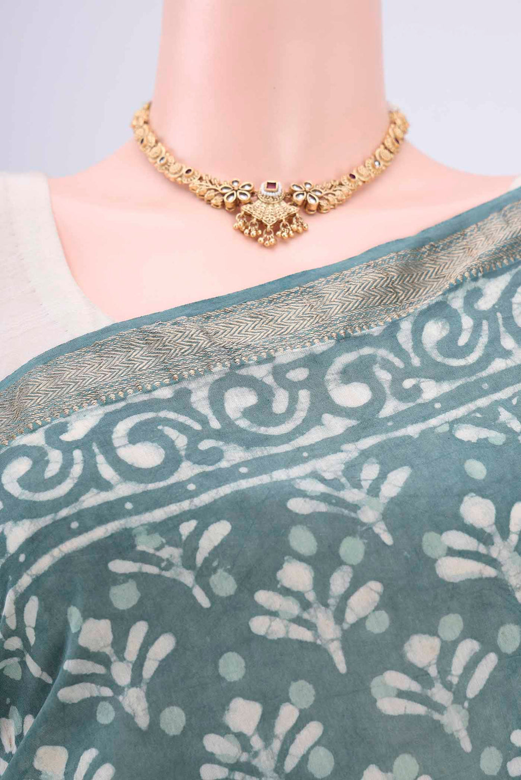 Border image of Blue Grey Maheshwari Silk Cotton Saree with Batik Print on the body and Zari Border. 