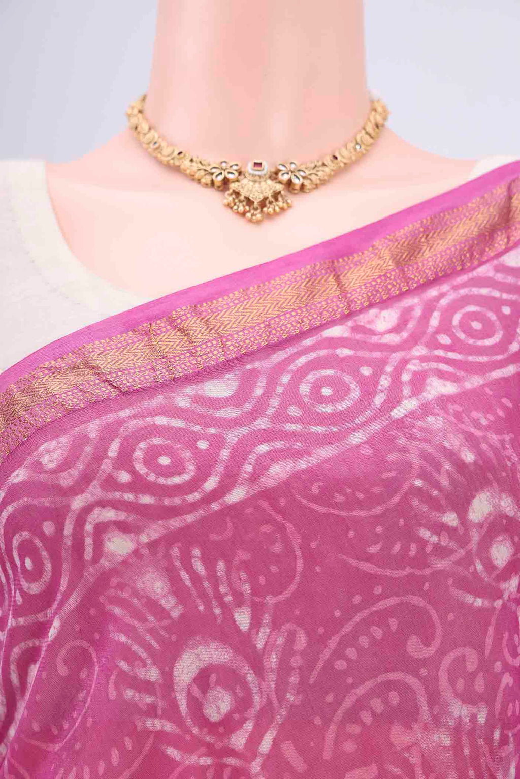 Border image of Pink Maheshwari Silk Cotton Saree with Batik Print on the body and Zari Border. 