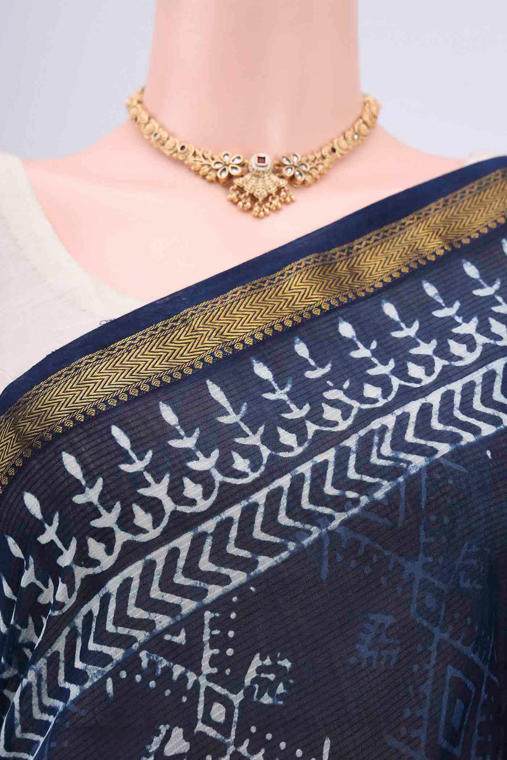 Border image of Indigo Maheshwari Silk Cotton Saree with Printed design on the body and Zari Border. 
