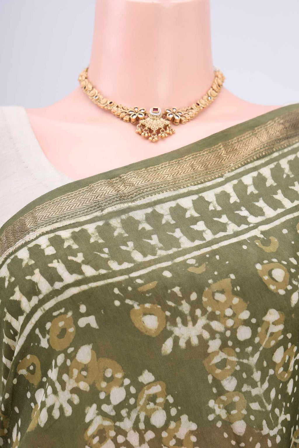 Border image of Mehandi Green Maheshwari Silk Cotton Saree with Batik Print on the body and Zari Border. 