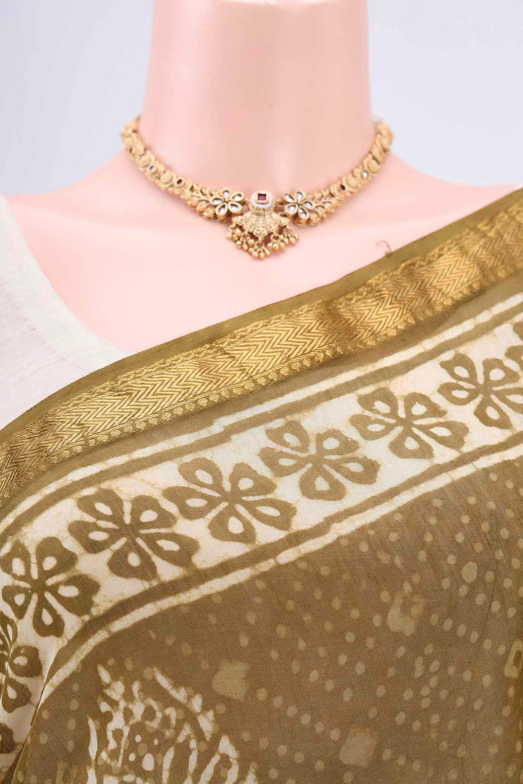 Border image of Mehandi Green Maheshwari Silk Cotton Saree with Printed design on the body and Zari Border. 