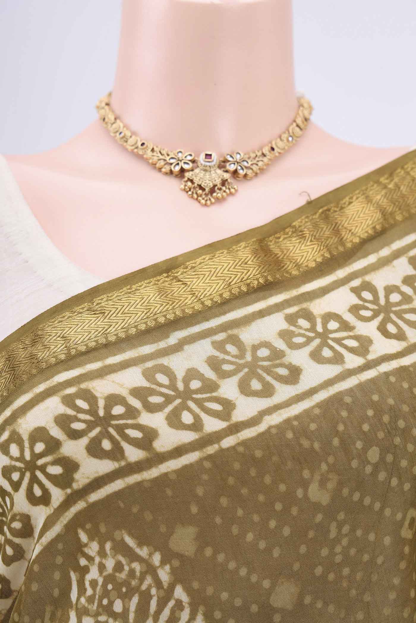 Border image of Mehandi Green Maheshwari Silk Cotton Saree with Printed design on the body and Zari Border. 