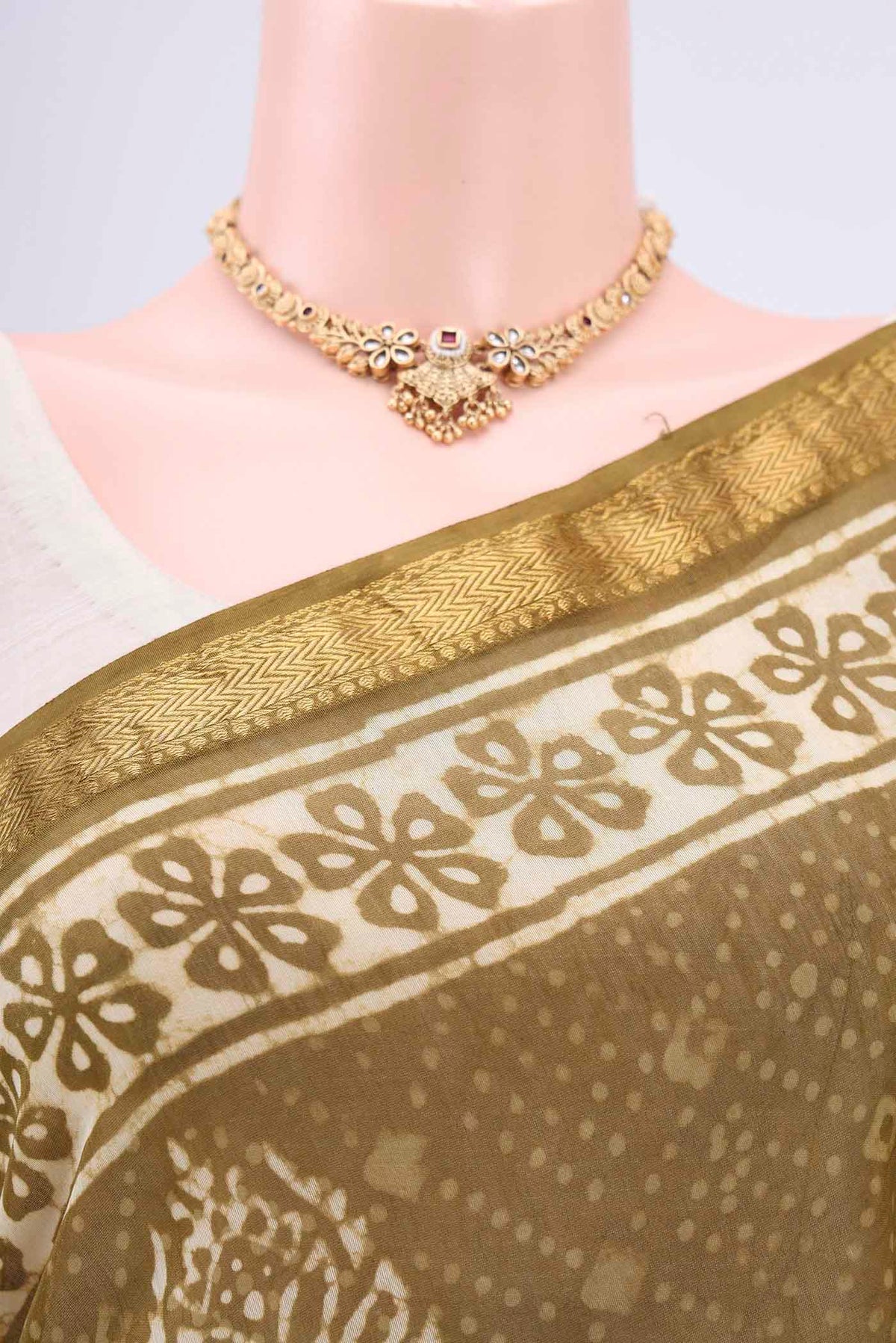 Border image of Mehandi Green Maheshwari Silk Cotton Saree with Printed design on the body and Zari Border. 