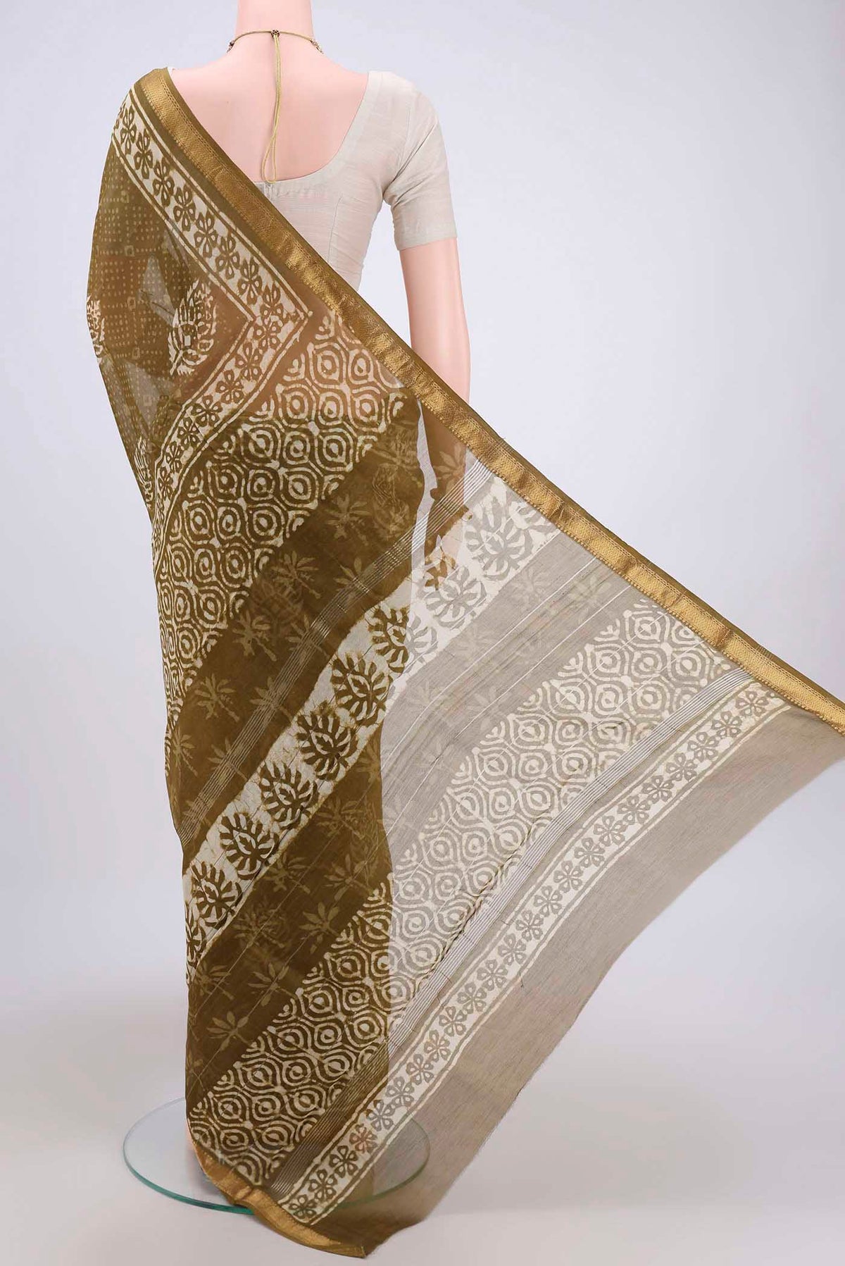 Flat view of Mehandi Green Maheshwari Silk Cotton Saree with Printed design on the body and Zari Border. 
