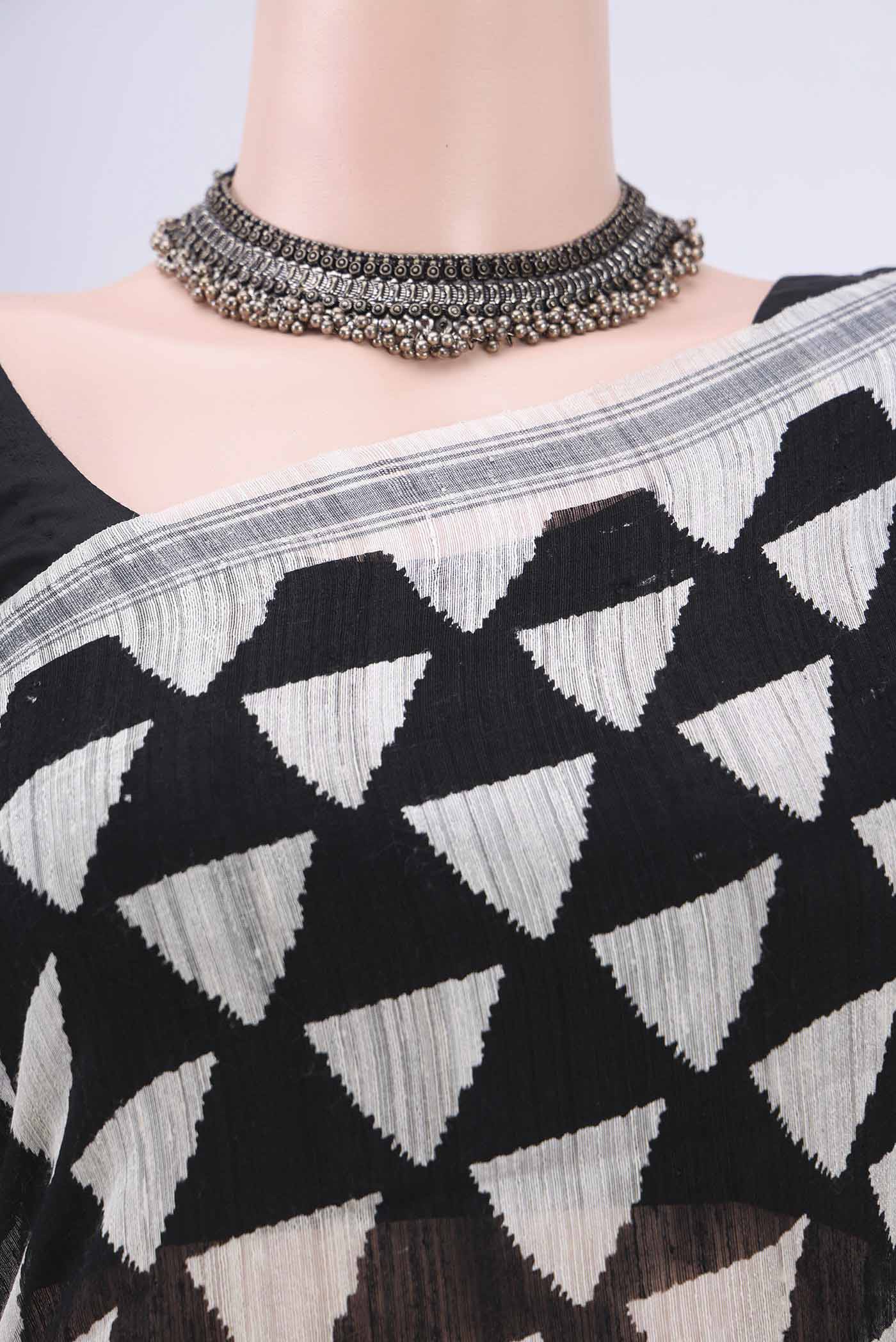 Border image of Black Tussar Silk Saree with Printed design on the body and Plain Border. 