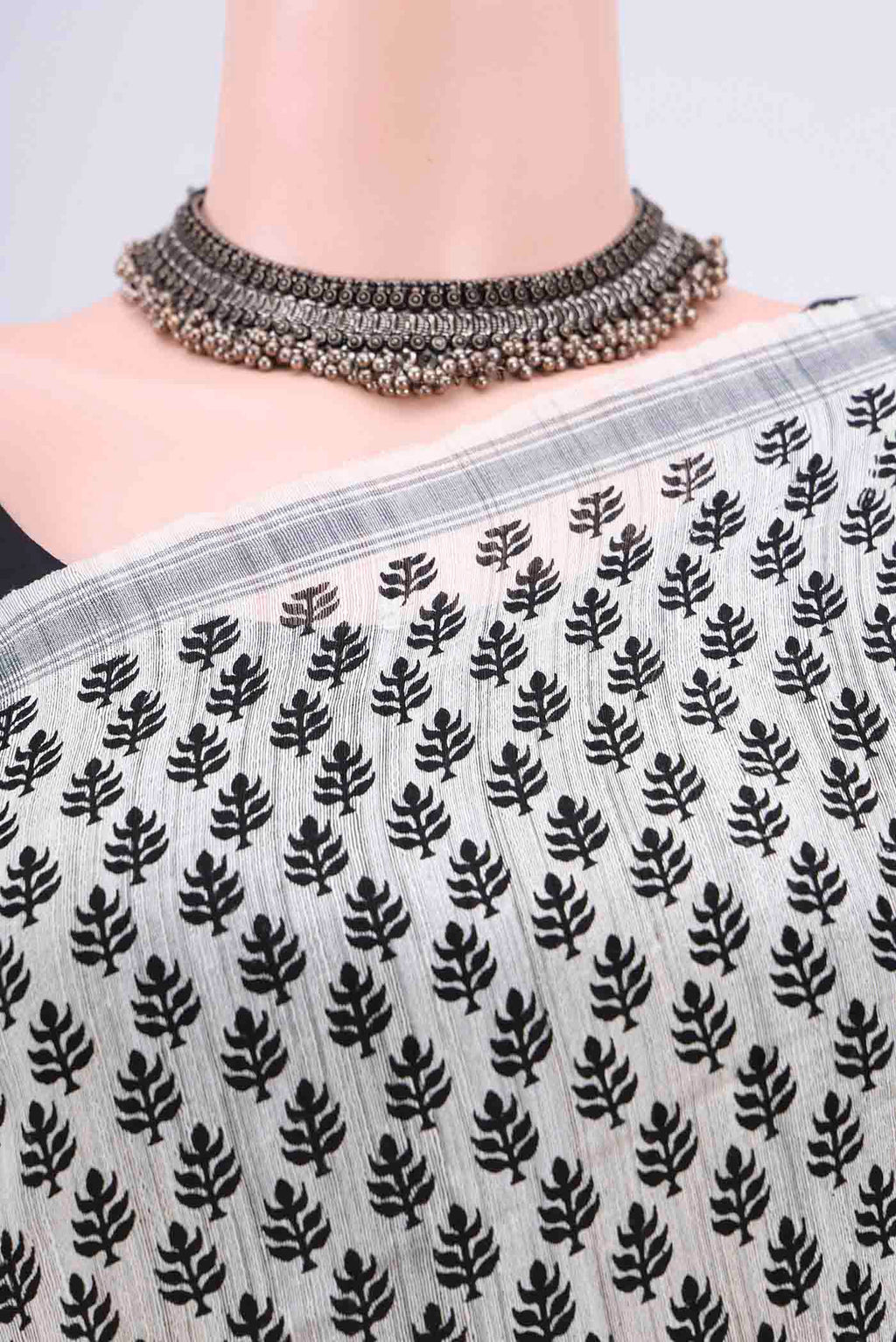 Border image of White Tussar Silk Saree with Printed design on the body and Plain Border. 