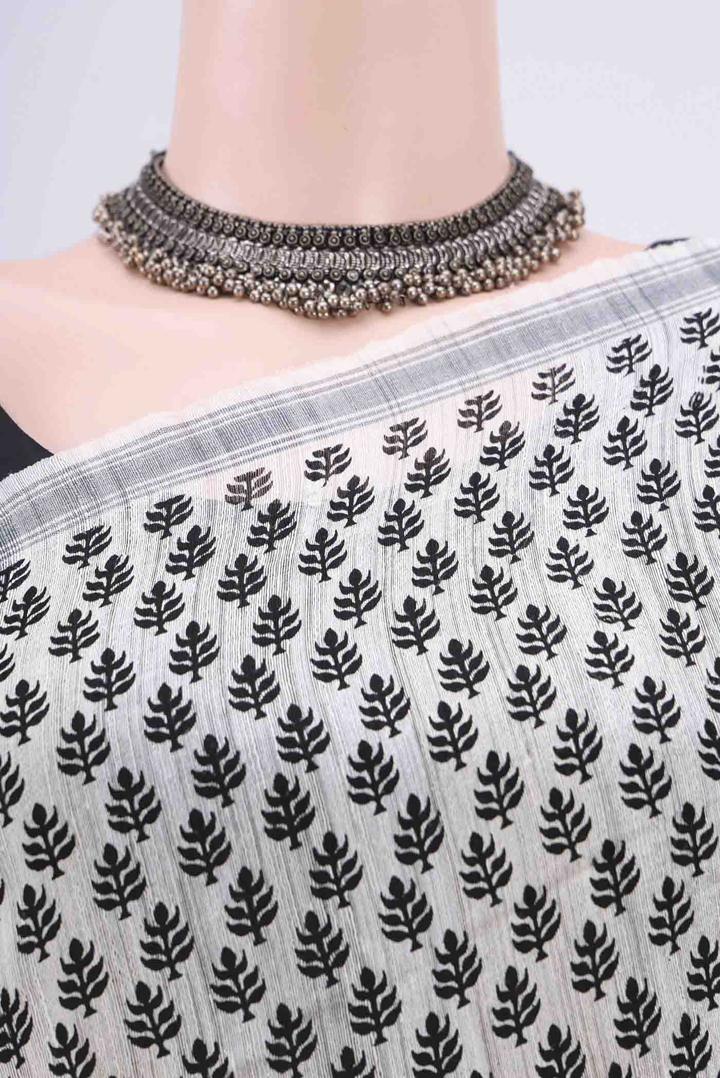 Border image of White Tussar Silk Saree with Printed design on the body and Plain Border. 