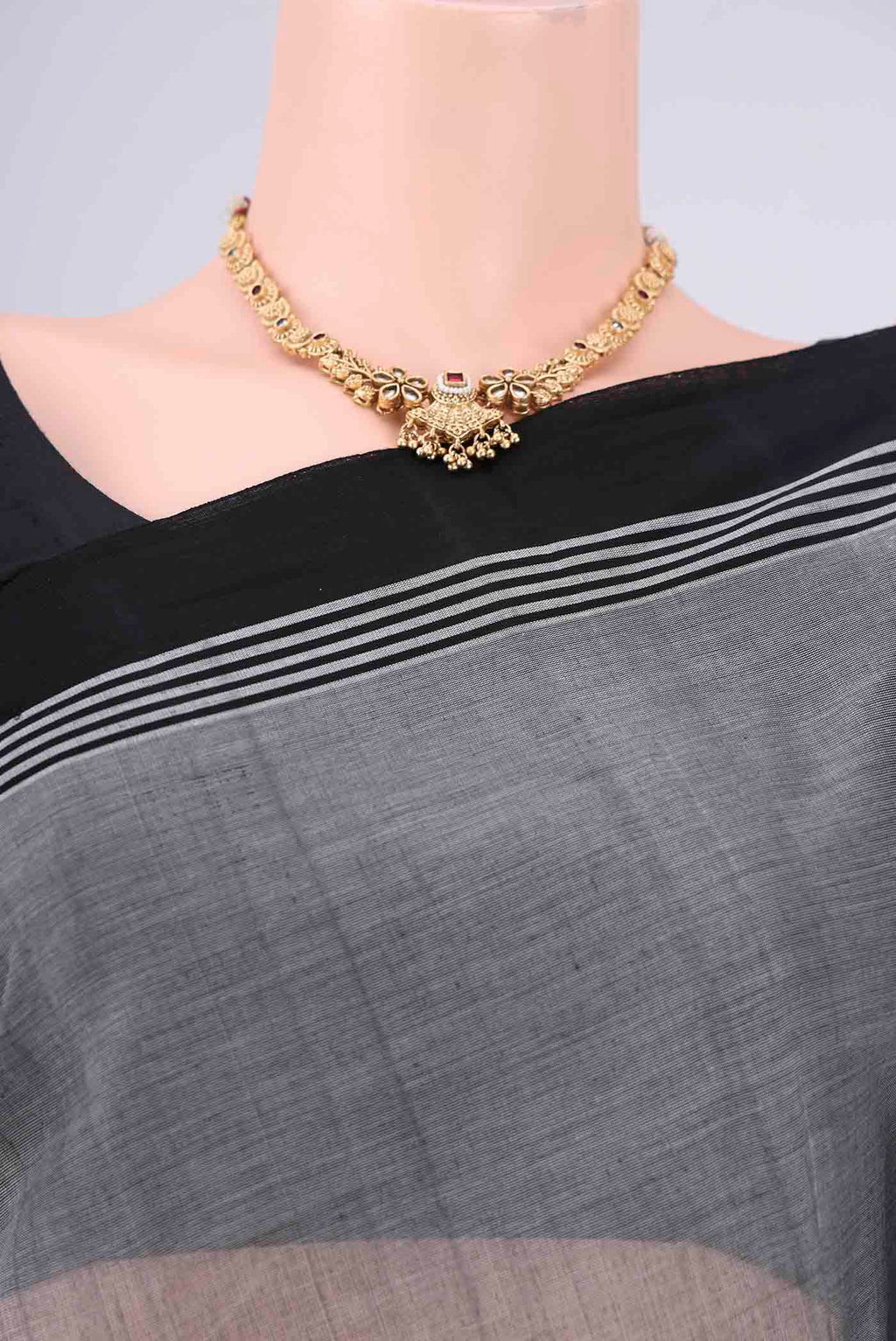 Border image of Grey Kanchi Cotton Saree with Thread Butta on the body and Plain Border. 